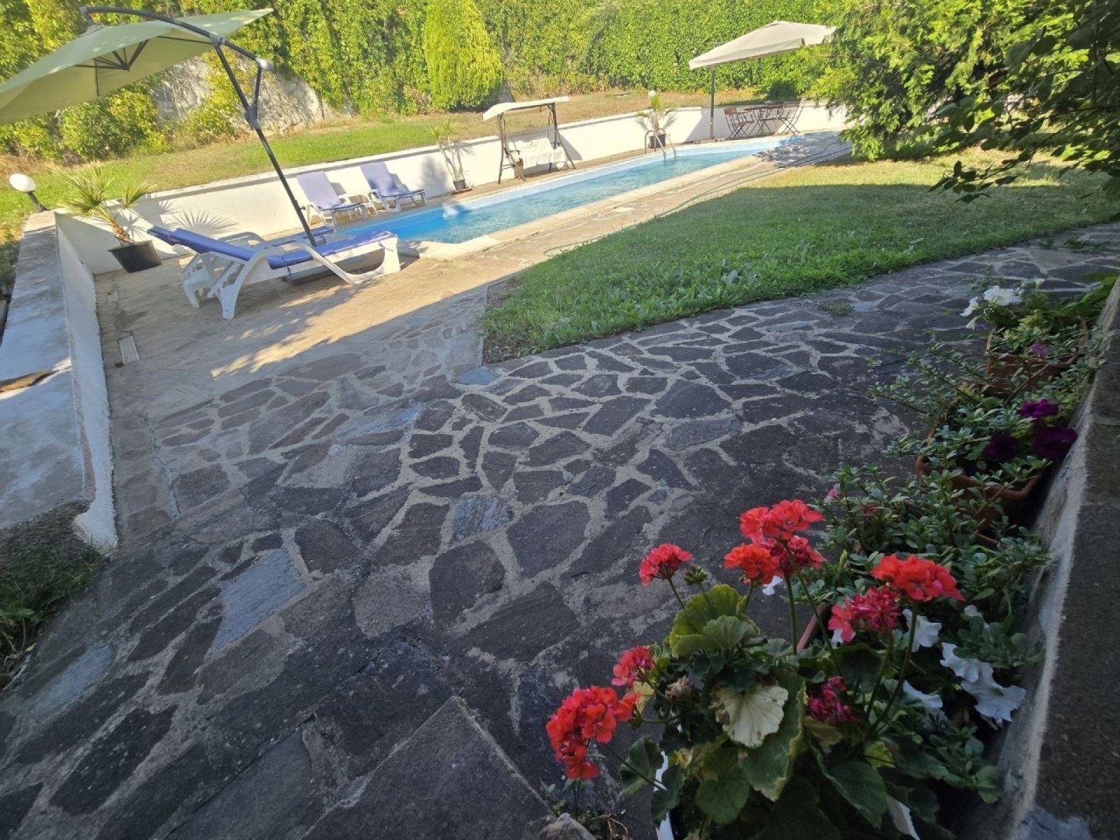 Casa di tre piani con vista panoramica sul mare nel centro del villaggio di Kosharitsa – sulla costa bulgara del Mar Nero.