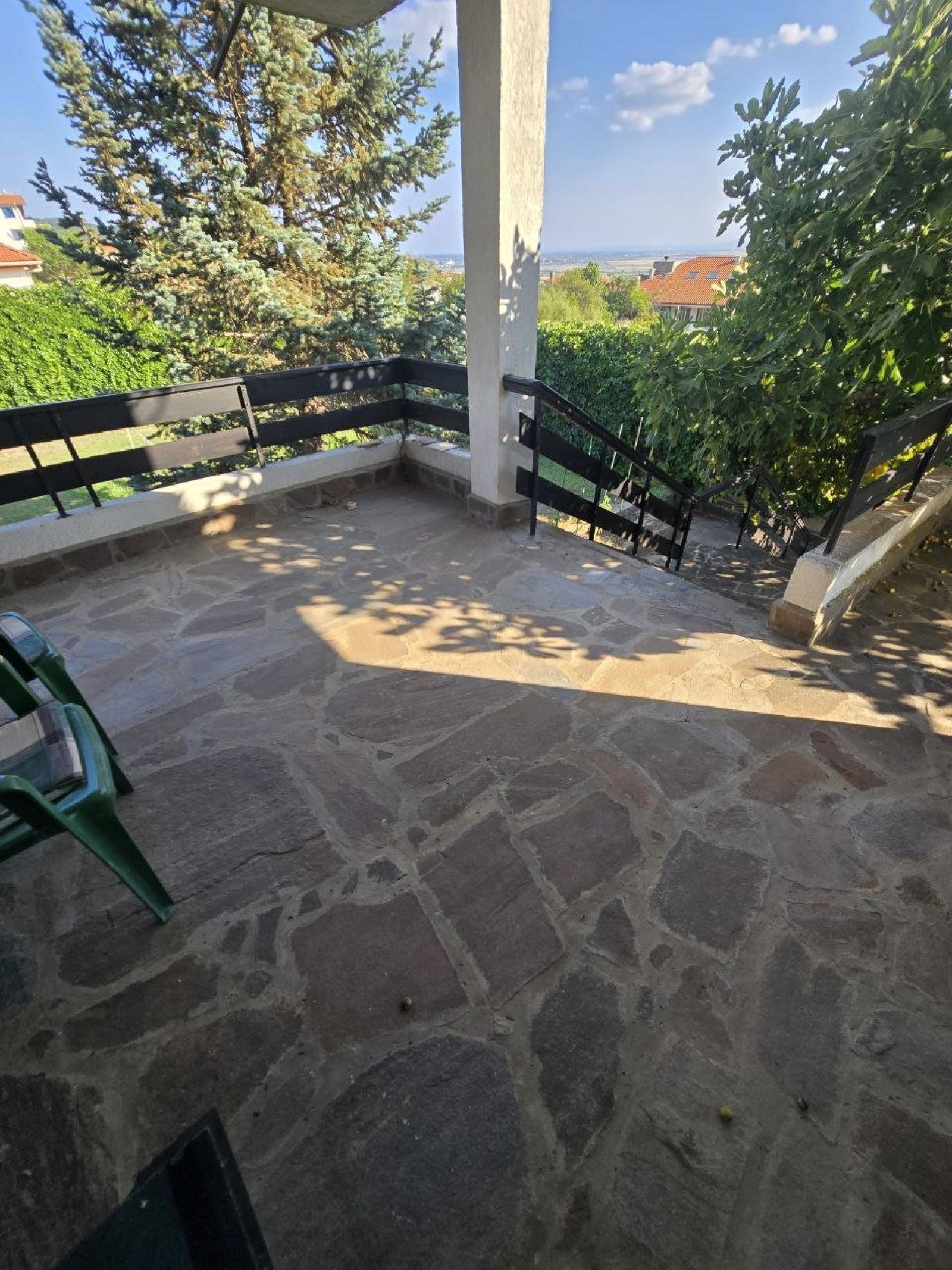 Casa di tre piani con vista panoramica sul mare nel centro del villaggio di Kosharitsa – sulla costa bulgara del Mar Nero.