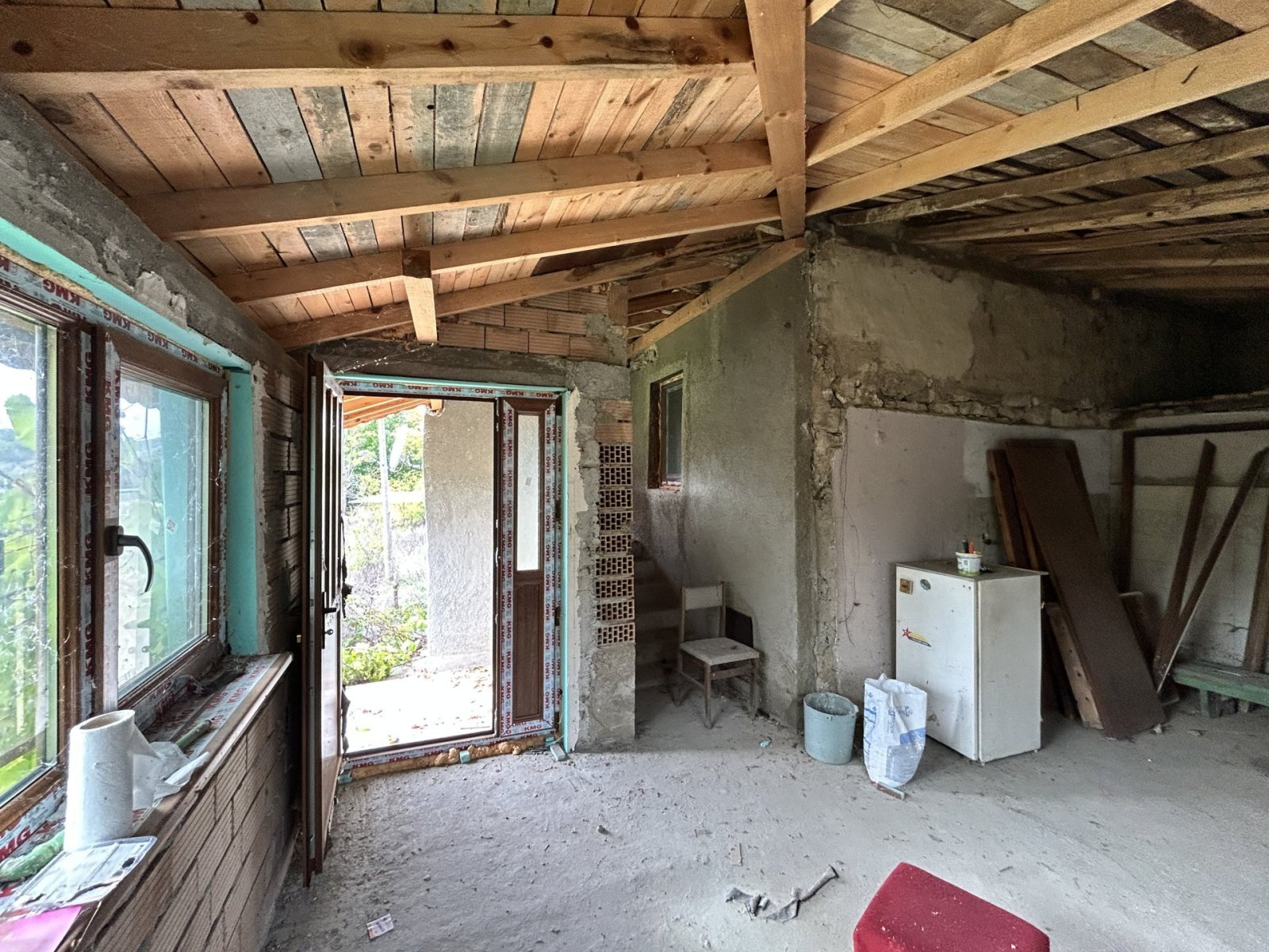 Vecchia casa parzialmente ristrutturata con ampio terreno a Odrintsi, regione di Dobrich, Bulgaria.