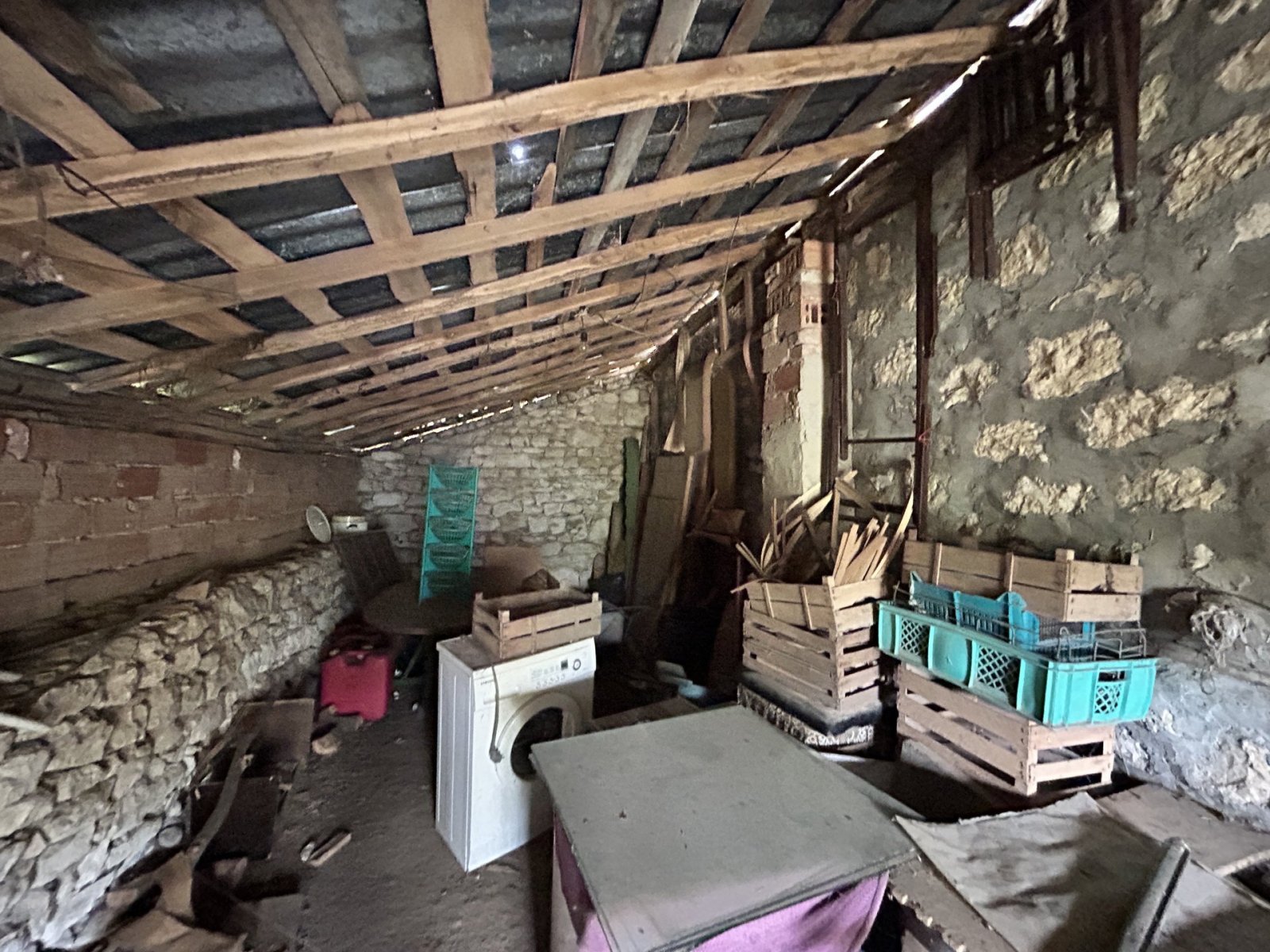 Vecchia casa parzialmente ristrutturata con ampio terreno a Odrintsi, regione di Dobrich, Bulgaria.