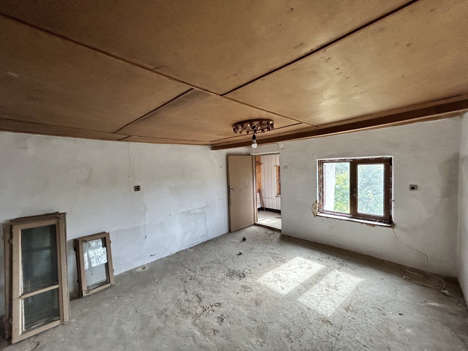 Vecchia casa parzialmente ristrutturata con ampio terreno a Odrintsi, regione di Dobrich, Bulgaria.