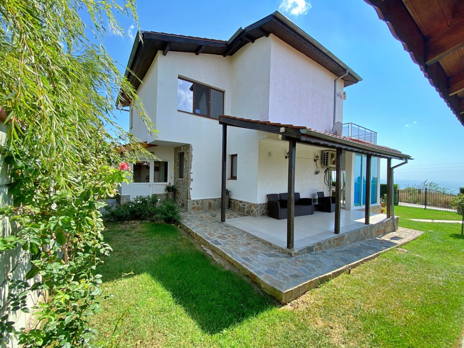 Villa con grande giardino, piscina e vista mare a Bojurets, Bulgaria