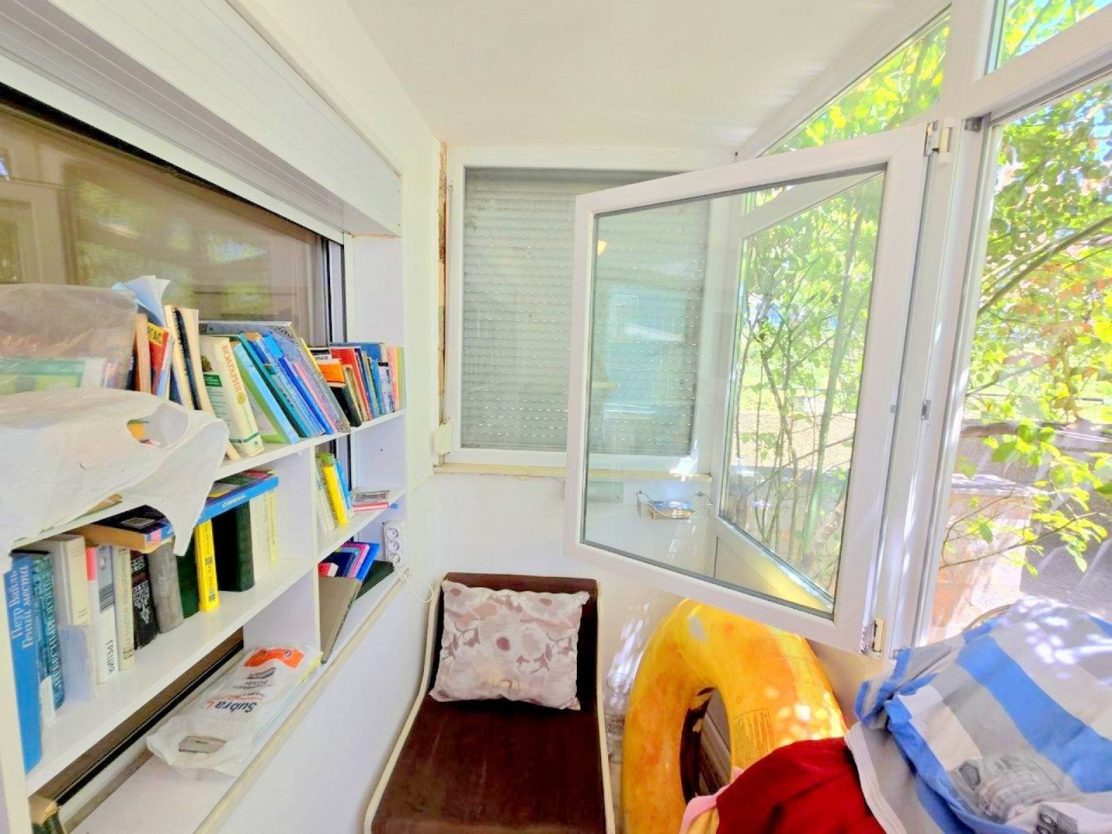 Appartamento con tre stanze, due terrazze vetrate e un proprio giardino di rose a Sweti Wlas, Bulgaria.