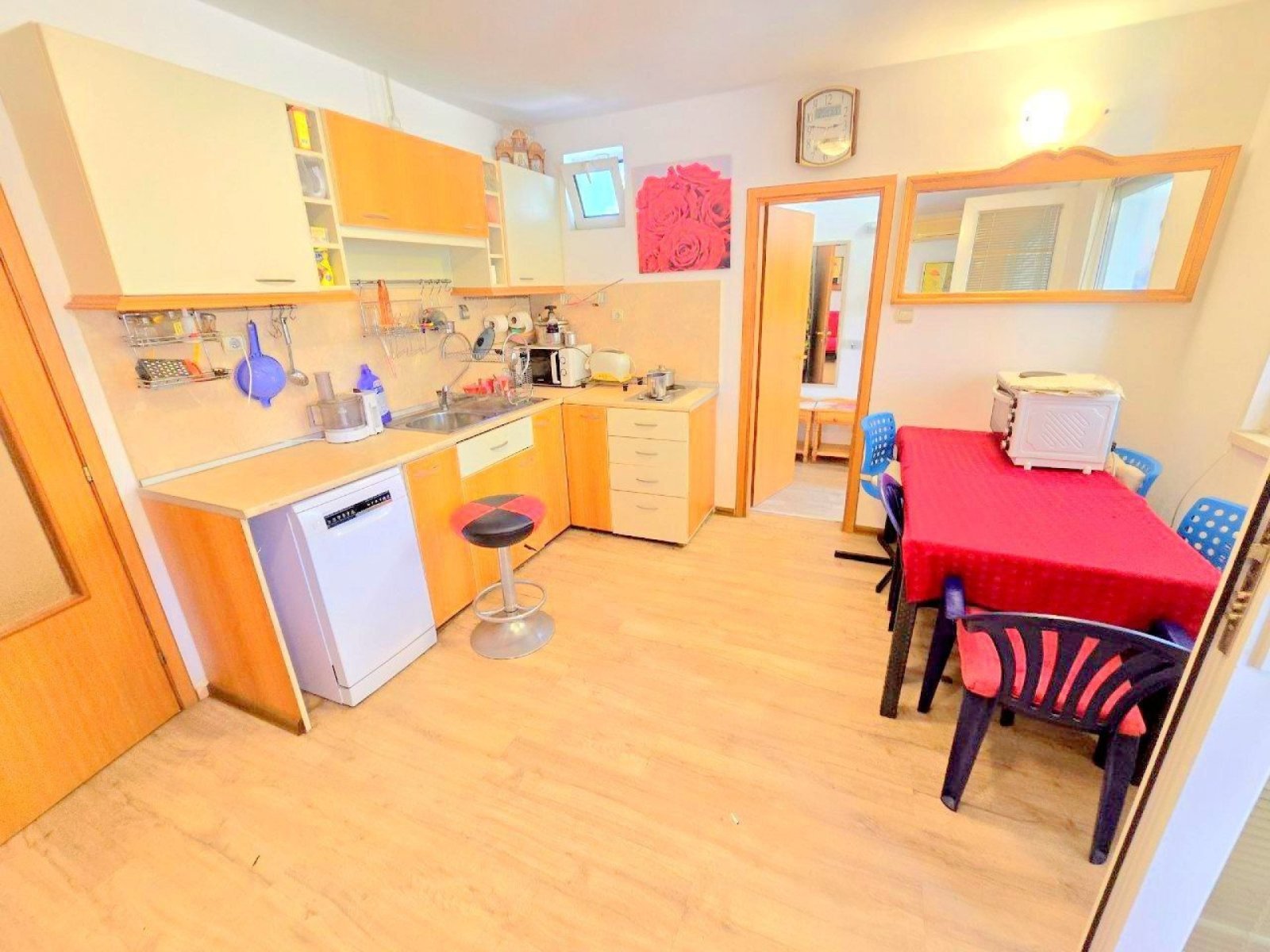 Appartamento con tre stanze, due terrazze vetrate e un proprio giardino di rose a Sweti Wlas, Bulgaria.