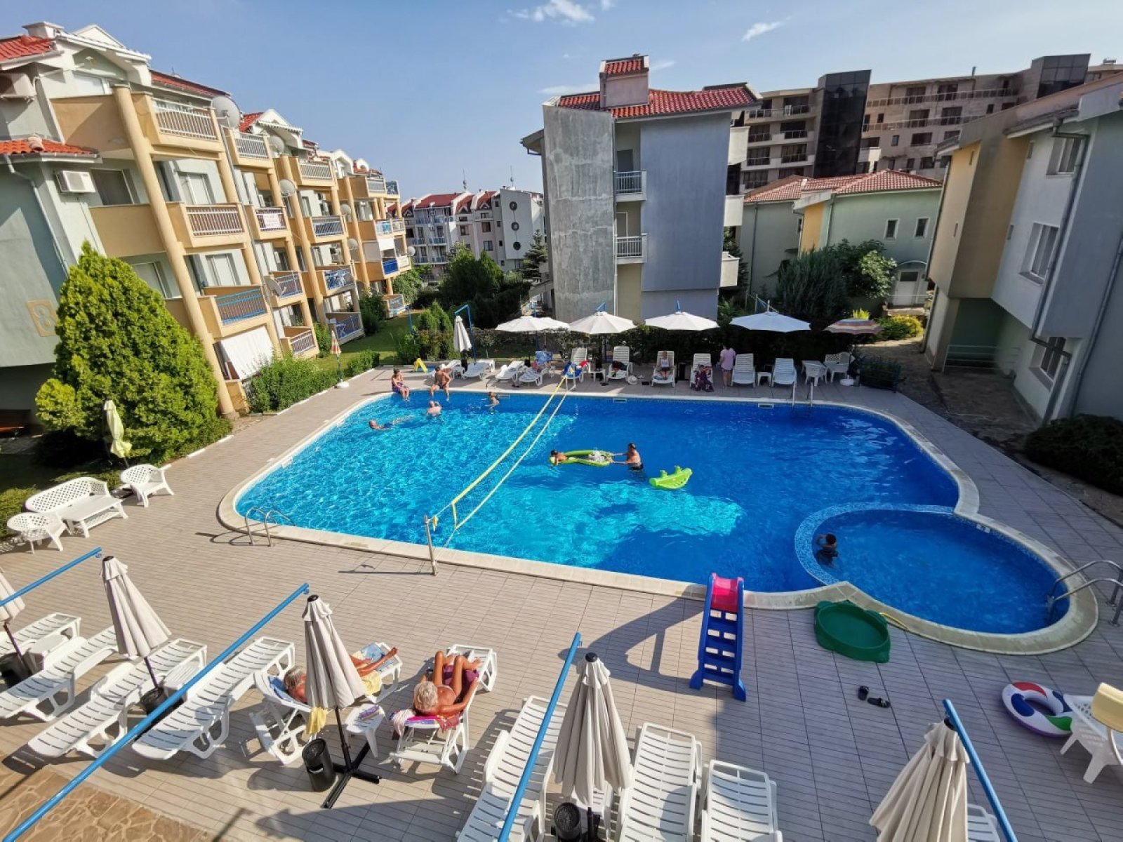 Appartamento con tre stanze, due terrazze vetrate e un proprio giardino di rose a Sweti Wlas, Bulgaria.