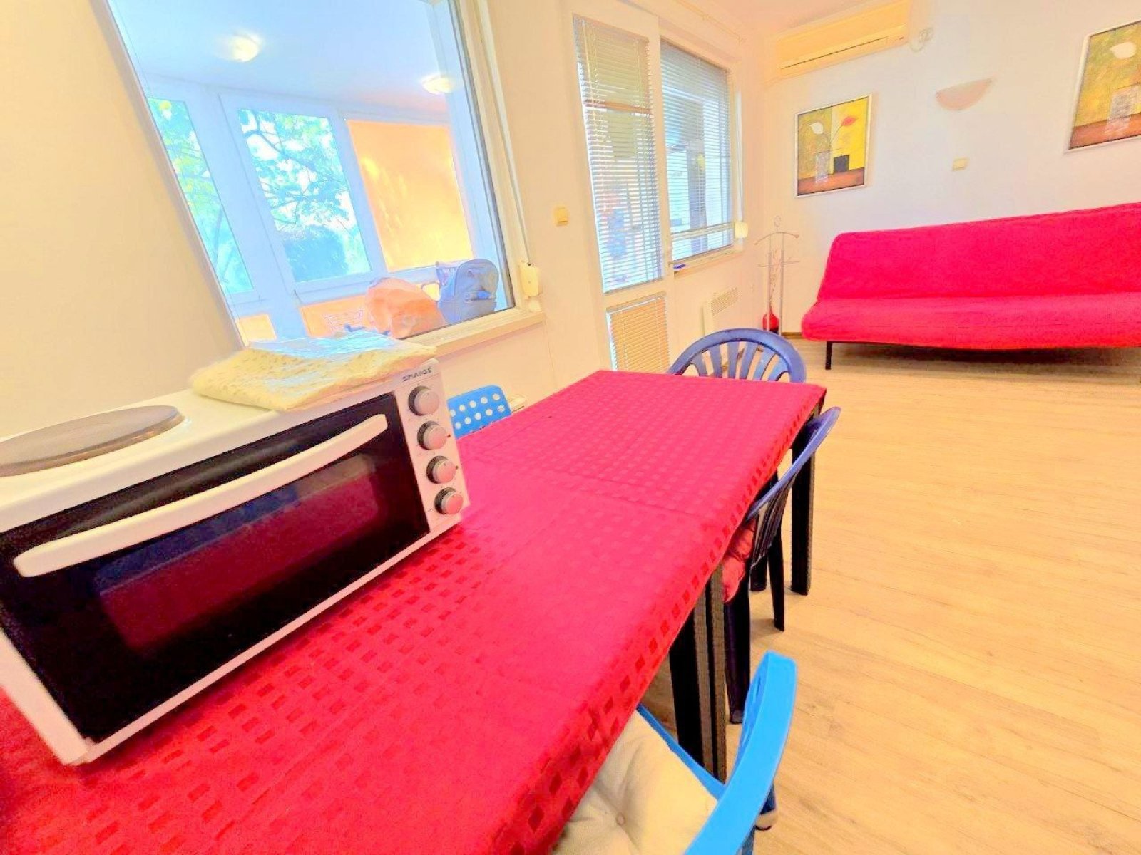 Appartamento con tre stanze, due terrazze vetrate e un proprio giardino di rose a Sweti Wlas, Bulgaria.