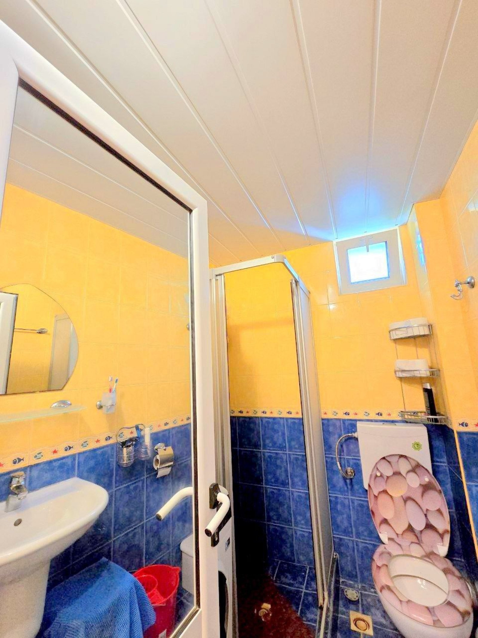 Appartamento con tre stanze, due terrazze vetrate e un proprio giardino di rose a Sweti Wlas, Bulgaria.