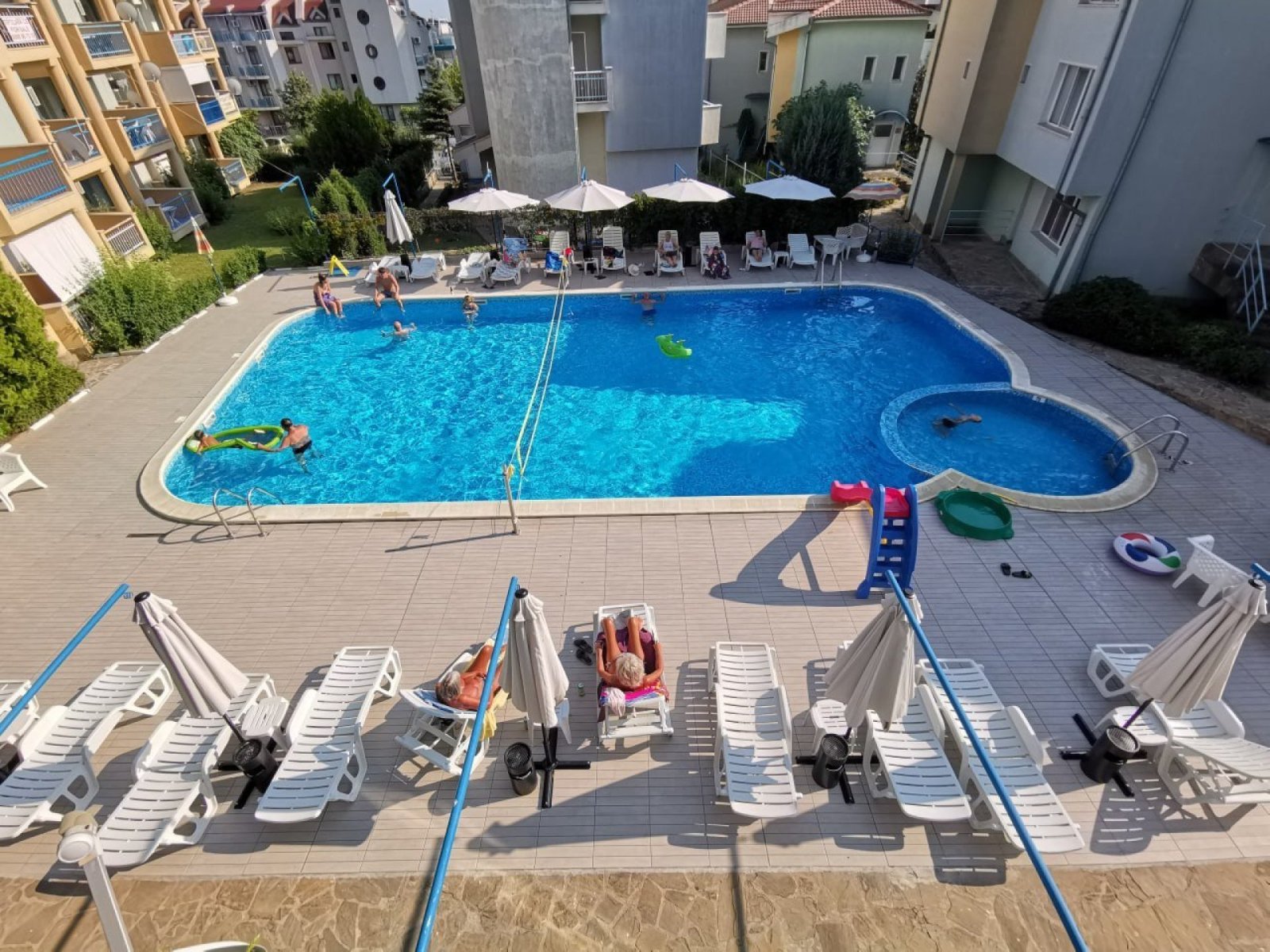 Appartamento con tre stanze, due terrazze vetrate e un proprio giardino di rose a Sweti Wlas, Bulgaria.