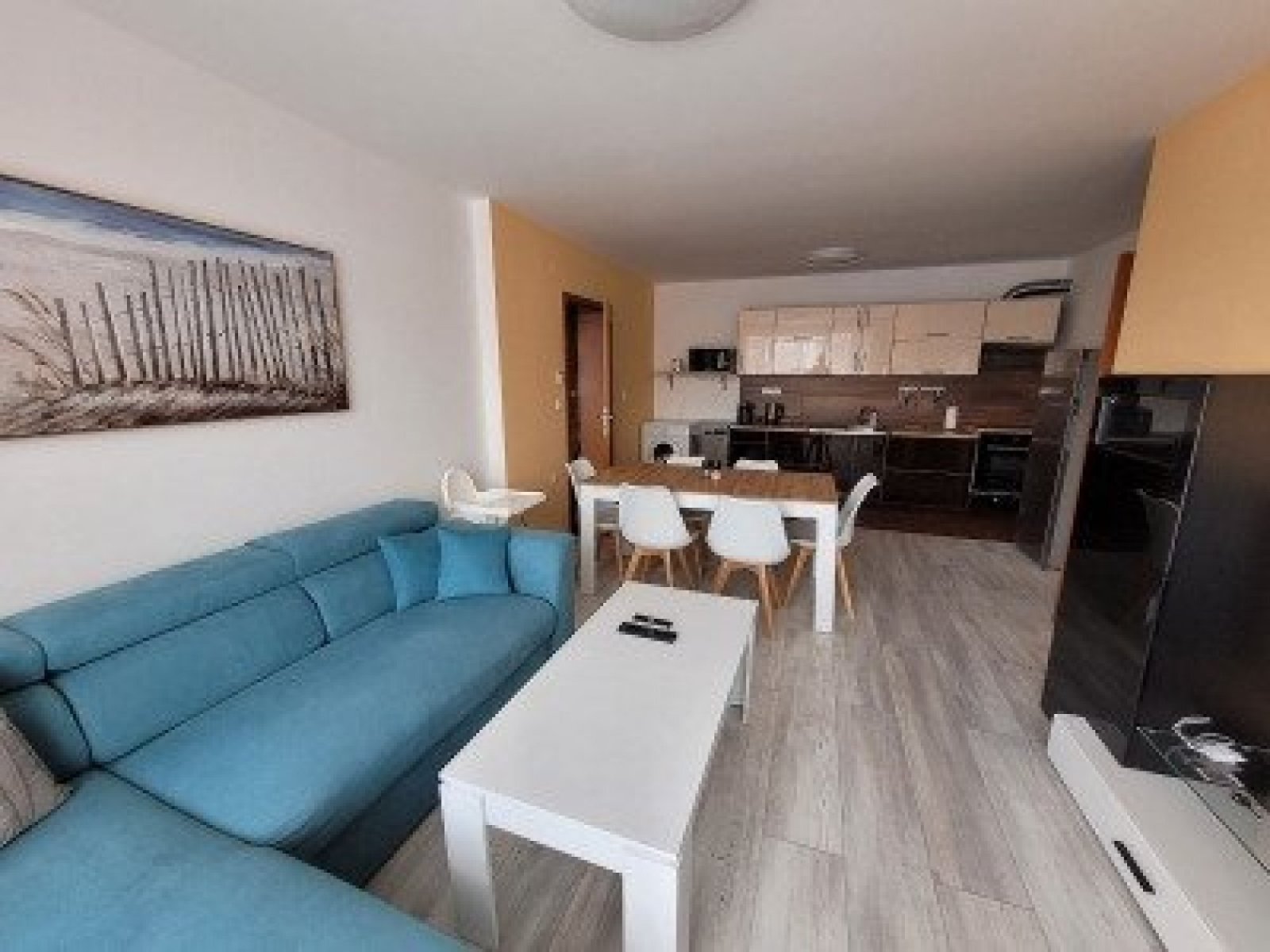 Appartamento con tre camere, tre terrazze vetrate e il proprio giardino di rose a Sweti Wlas, Bulgaria.