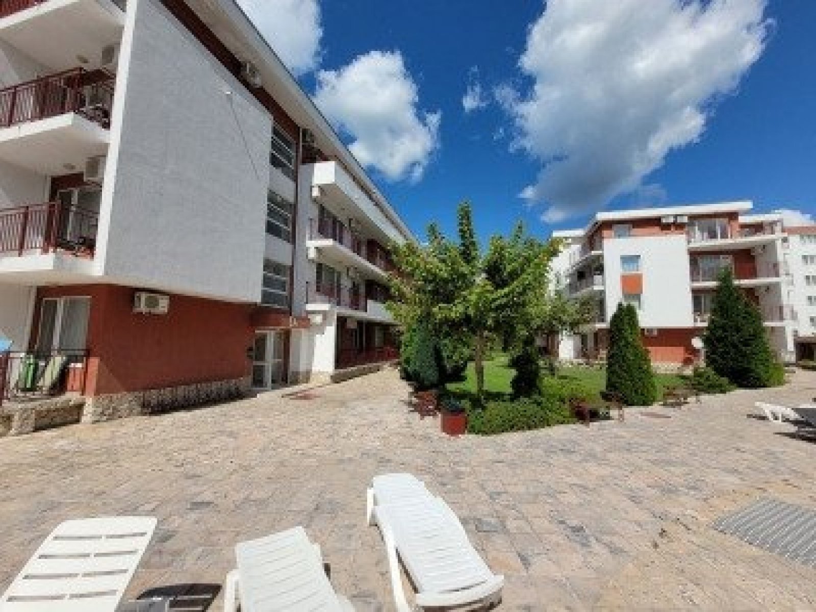 Appartamento con tre camere, tre terrazze vetrate e il proprio giardino di rose a Sweti Wlas, Bulgaria.