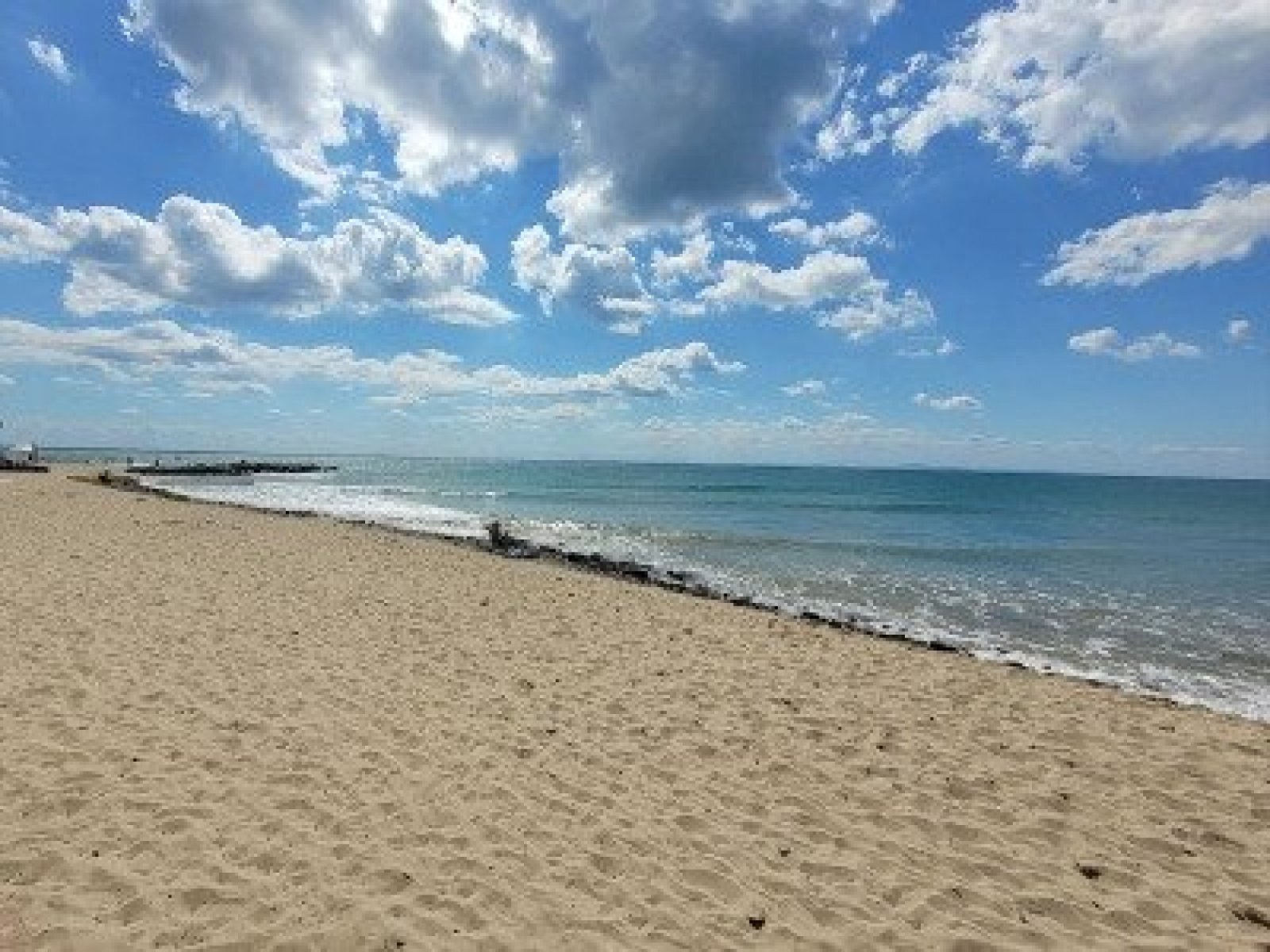 Appartamento con tre camere, tre terrazze vetrate e il proprio giardino di rose a Sweti Wlas, Bulgaria.