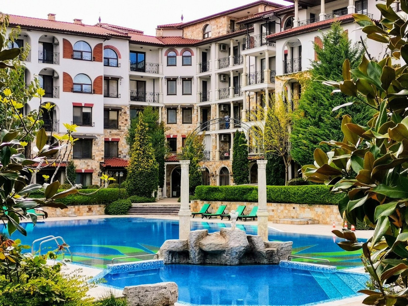 Appartamento maisonette unico e di lusso con 4 camere da letto, a soli 300 metri dalla spiaggia, nel complesso Esteban a Nessebar, Bulgaria.