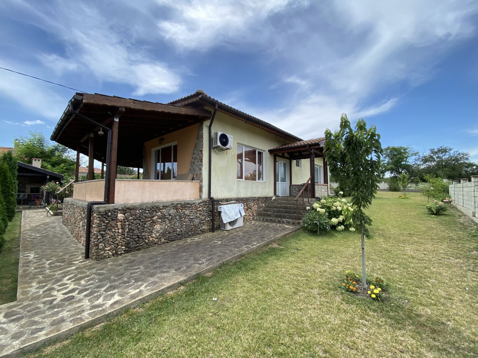 Casa unifamiliare con piscina e giardino nel villaggio di Slaveevo Dobrich Bulgaria