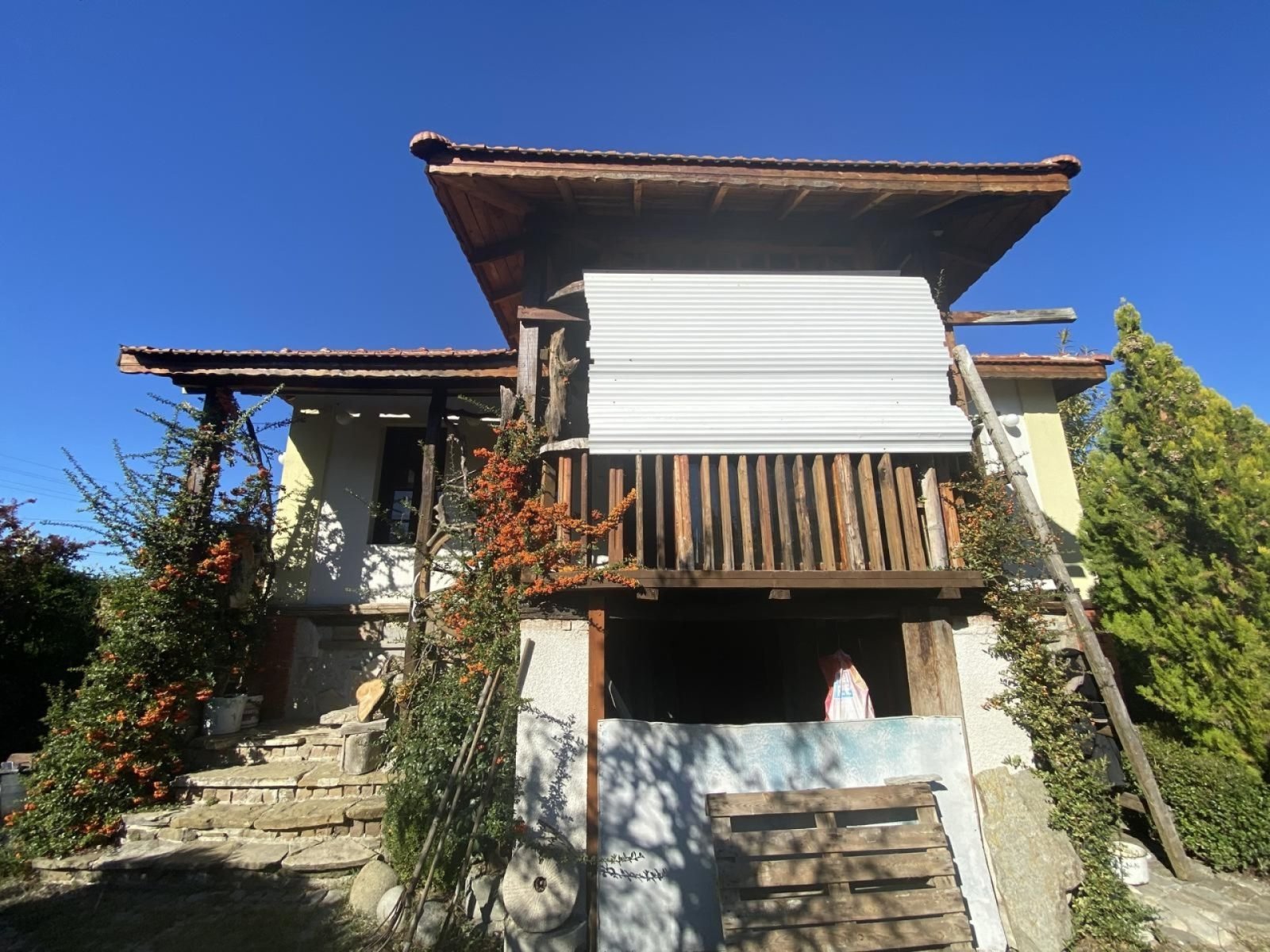 Due case in un cortile nel pittoresco villaggio di Lozarevo, comune di Sungurlare.