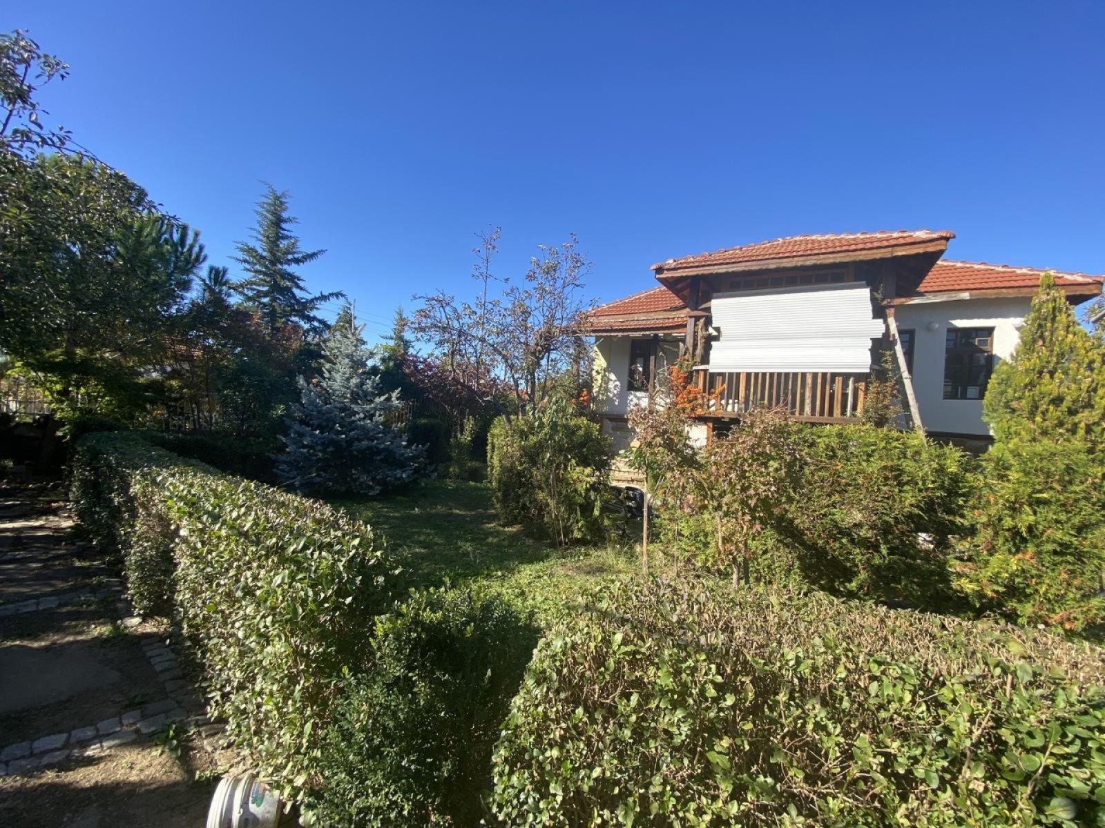 Due case in un cortile nel pittoresco villaggio di Lozarevo, comune di Sungurlare.