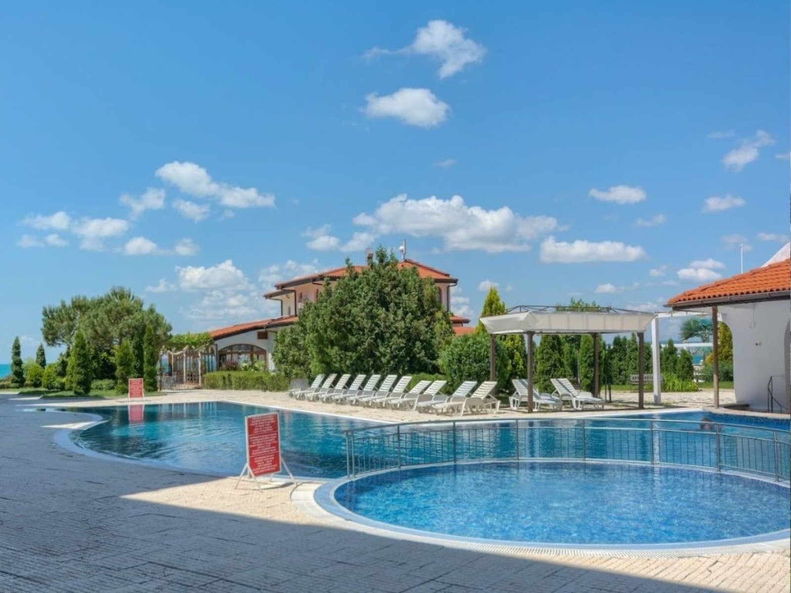 Ampio appartamento con due camere da letto e vista mare nel complesso Robinson Beach, Bulgaria.