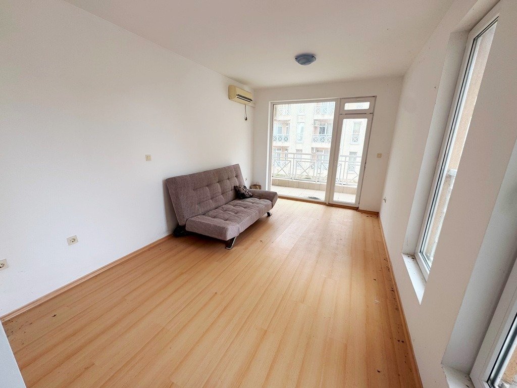 Ampio monolocale con vista piscina e balcone | Giornata soleggiata 6 | Ottimo investimento