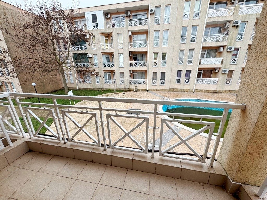 Ampio monolocale con vista piscina e balcone | Giornata soleggiata 6 | Ottimo investimento