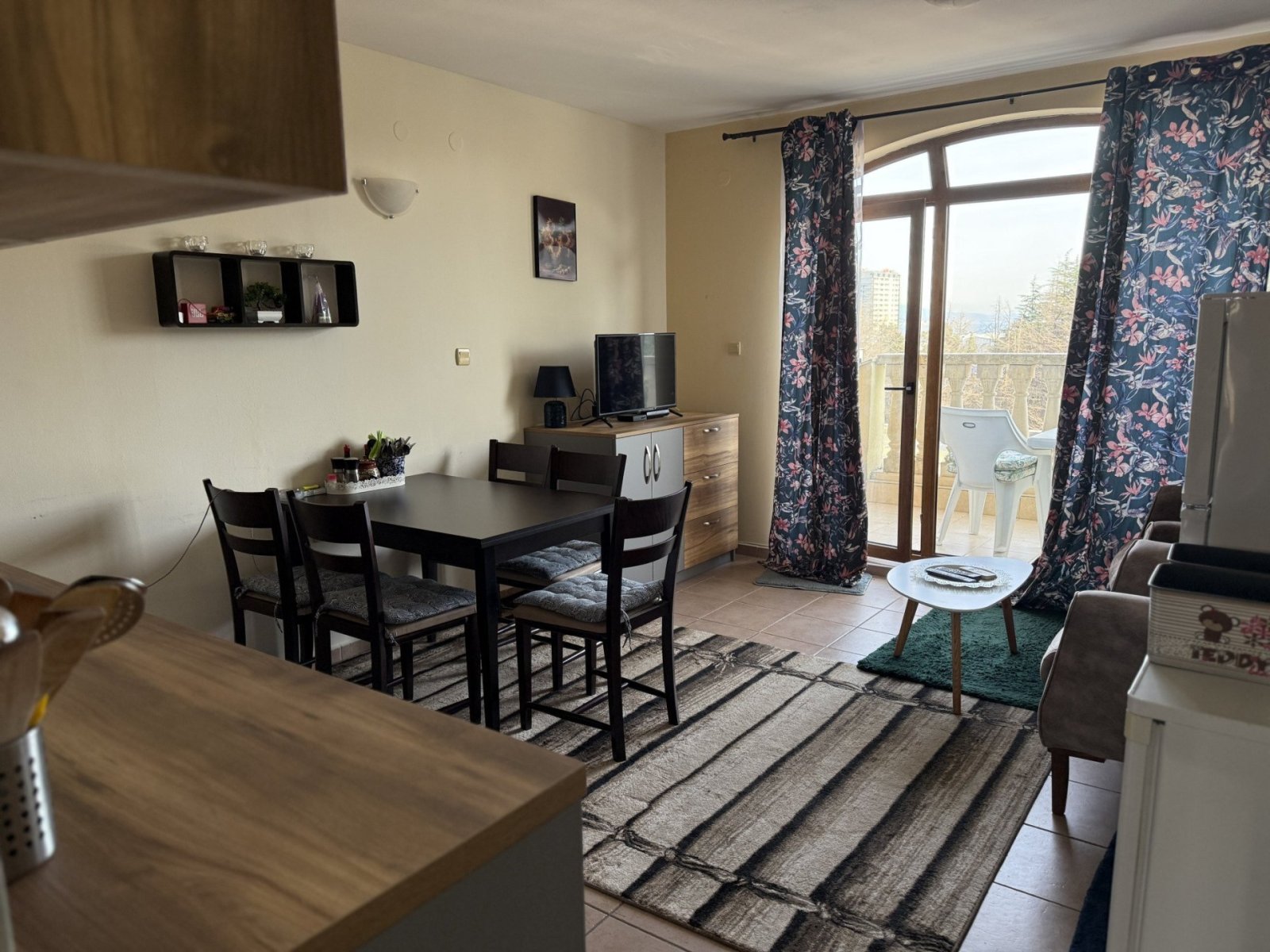 Ampio appartamento con tre locali, due camere da letto e due terrazze nel complesso Summer Dreams, in posizione privilegiata nella località turistica di Sunny Beach, Bulgaria.