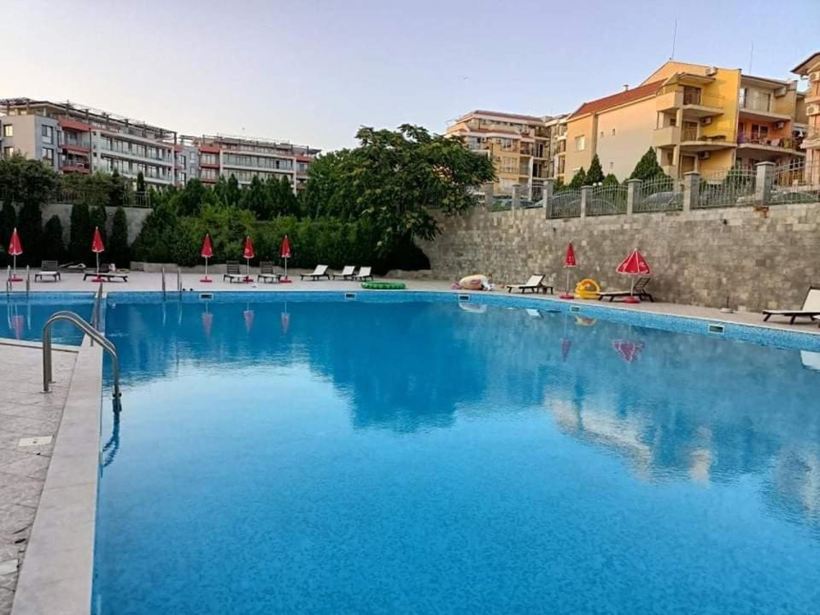 Appartamento con due camere da letto a soli 100 metri dal mare nel prestigioso complesso Sun Wave a Sveti Vlas, Bulgaria.