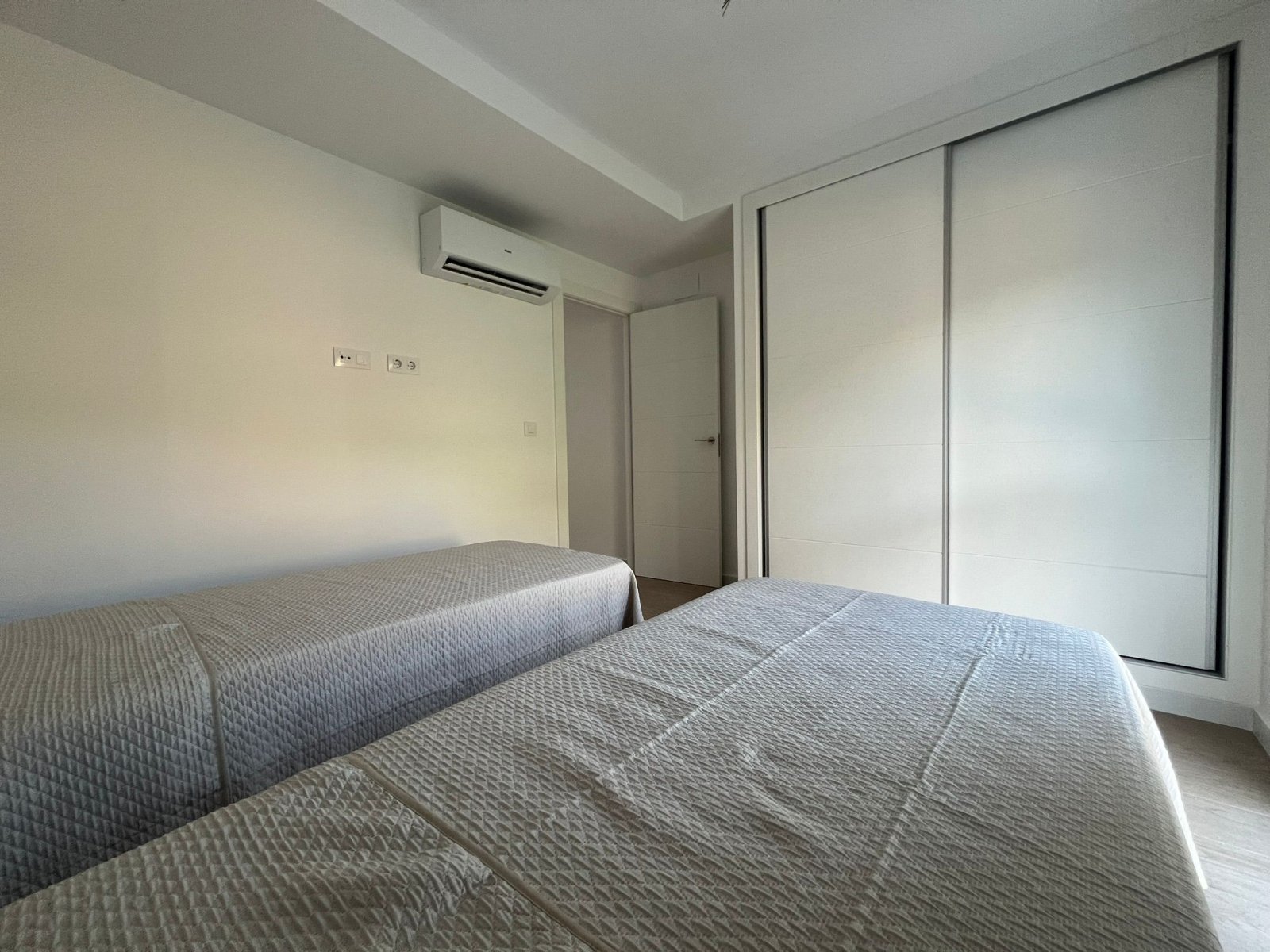 Moderne Stadthäuser, 2 km vom Meer entfernt, mit Swimmingpool und Garage, Portman
