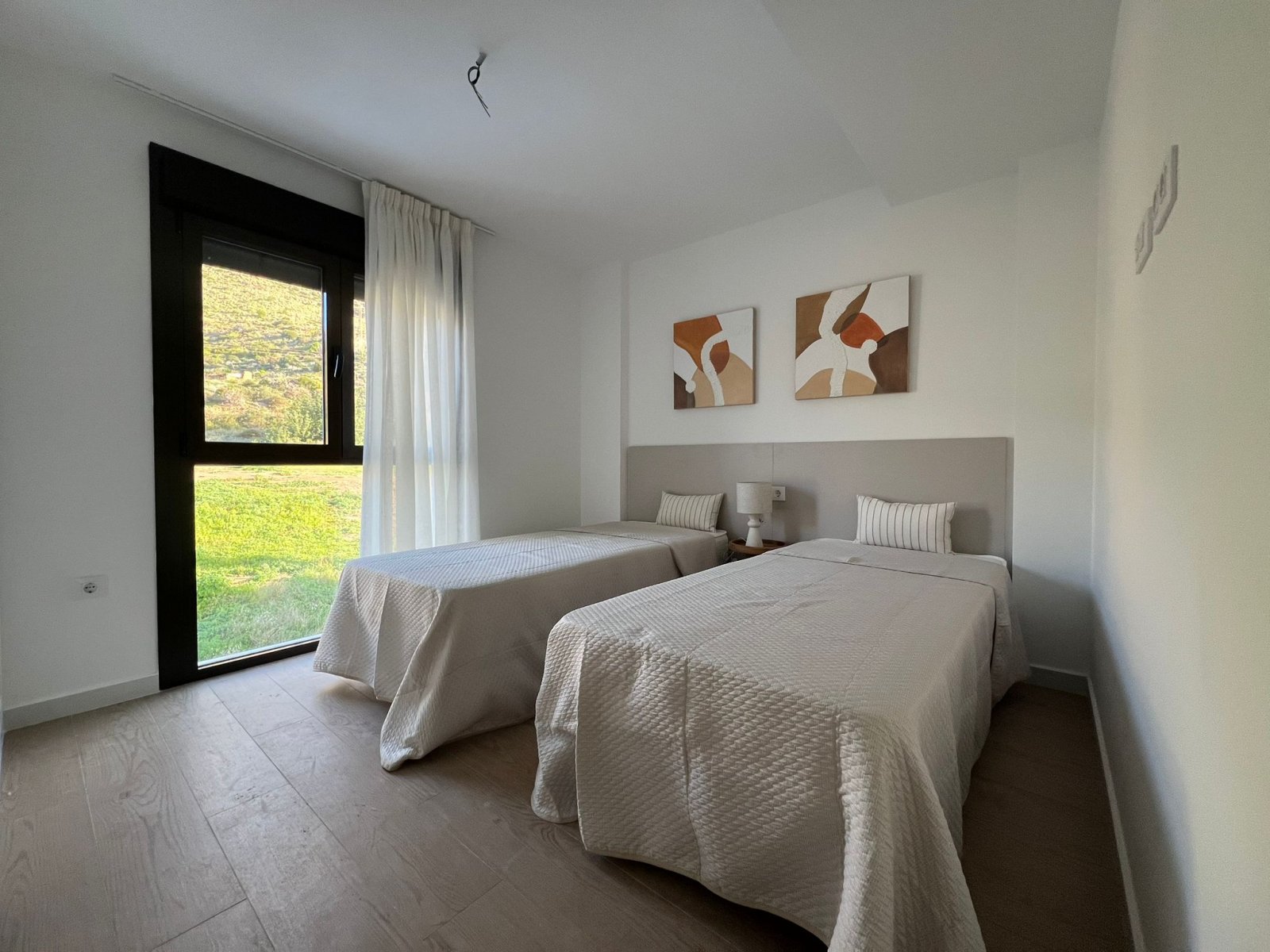 Moderne Stadthäuser, 2 km vom Meer entfernt, mit Swimmingpool und Garage, Portman