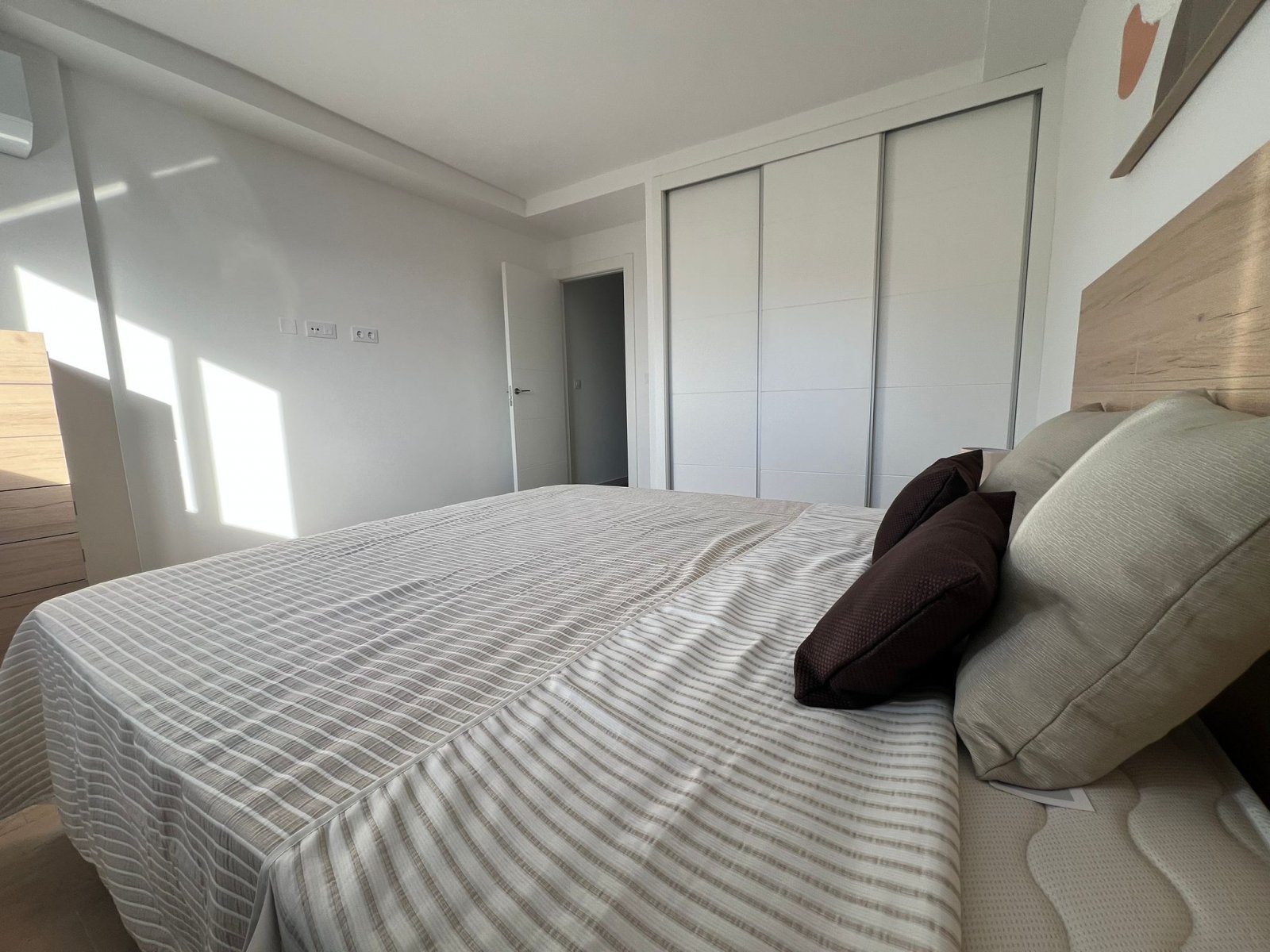 Moderne Stadthäuser, 2 km vom Meer entfernt, mit Swimmingpool und Garage, Portman