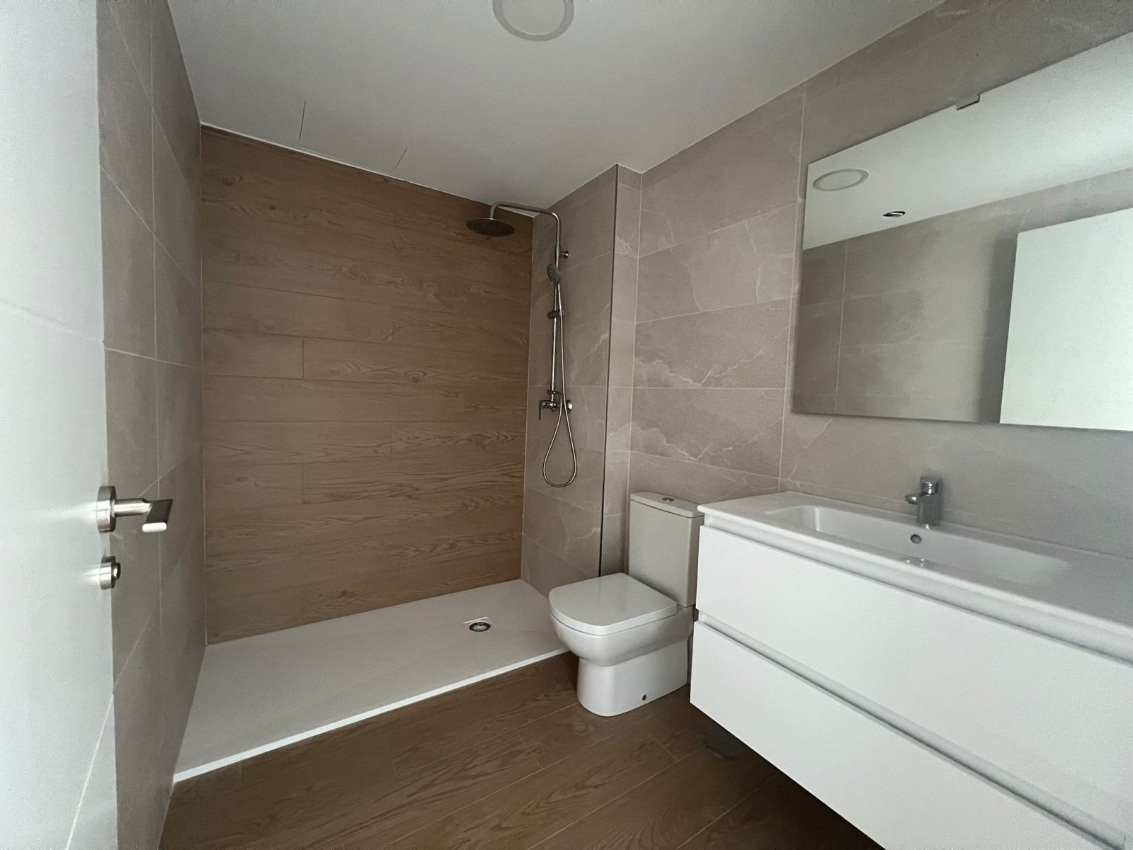 Moderne Stadthäuser, 2 km vom Meer entfernt, mit Swimmingpool und Garage, Portman
