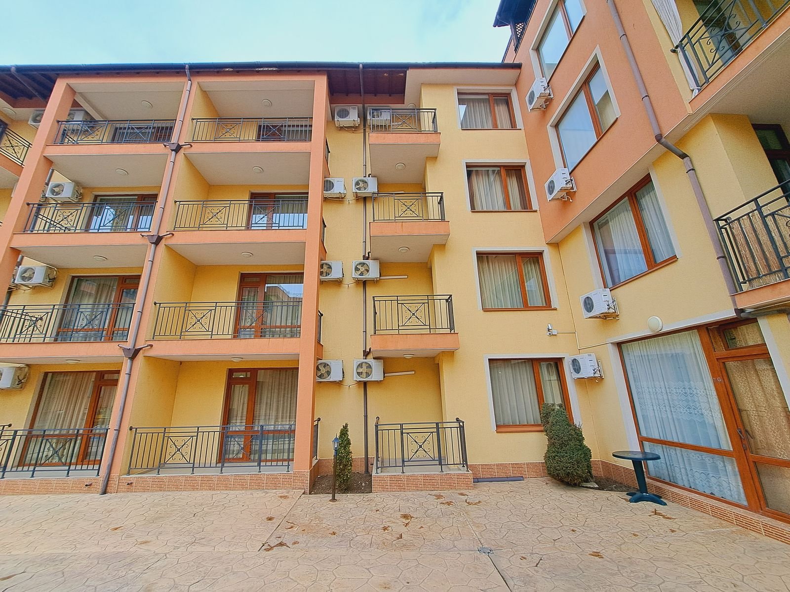 Gebäude mit 12 Wohnungen zum Verkauf in Saint Vlas