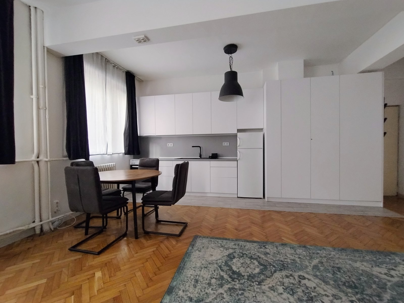 Sofia, Zentrum, Graf-Ignatiev-StraßeHell und geräumig mit hohen Decken – ein modernes Einzimmerapartment mit Südostausrichtung in der Graf-Ignatiev-