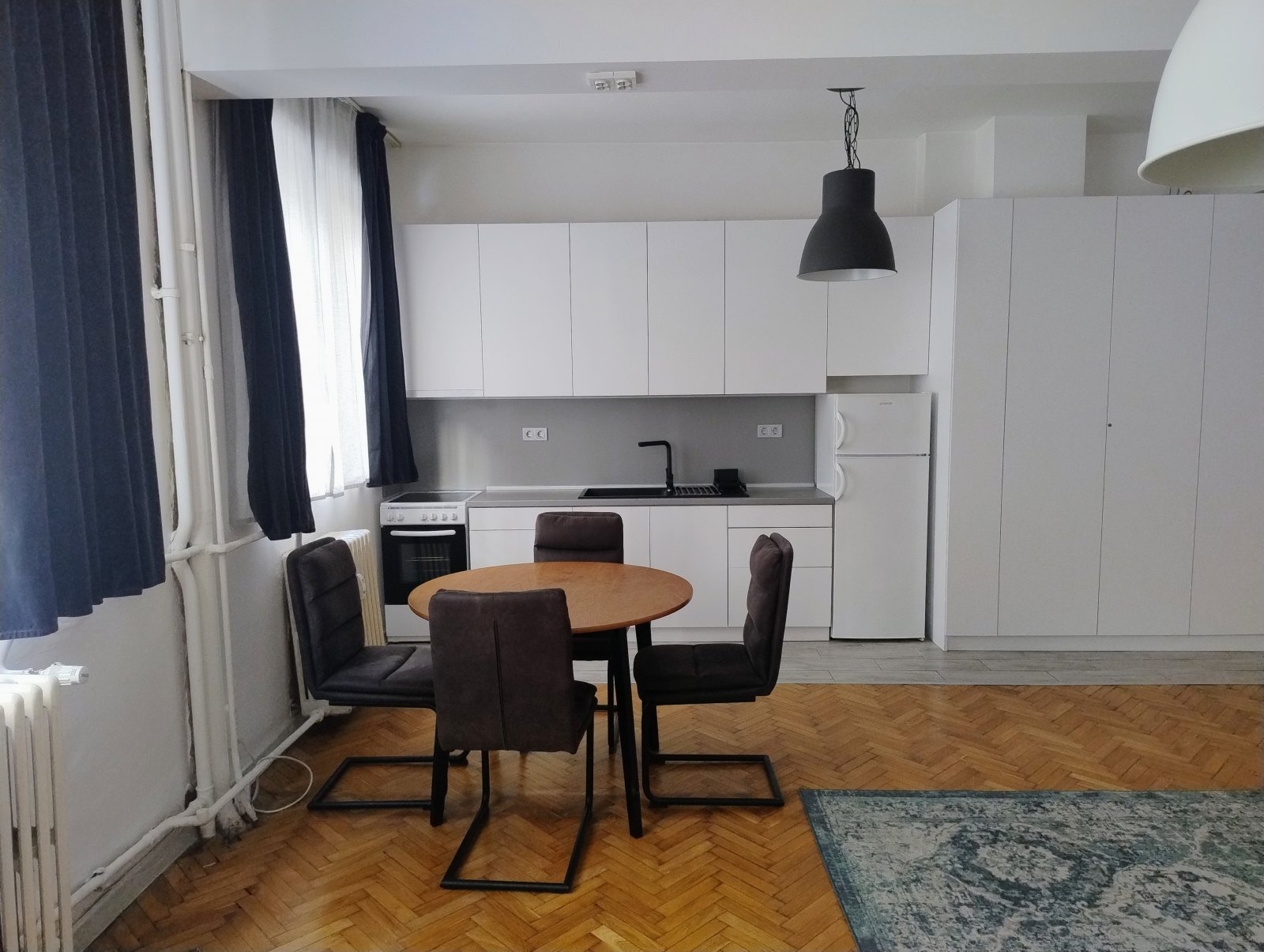 Sofia, Zentrum, Graf-Ignatiev-StraßeHell und geräumig mit hohen Decken – ein modernes Einzimmerapartment mit Südostausrichtung in der Graf-Ignatiev-