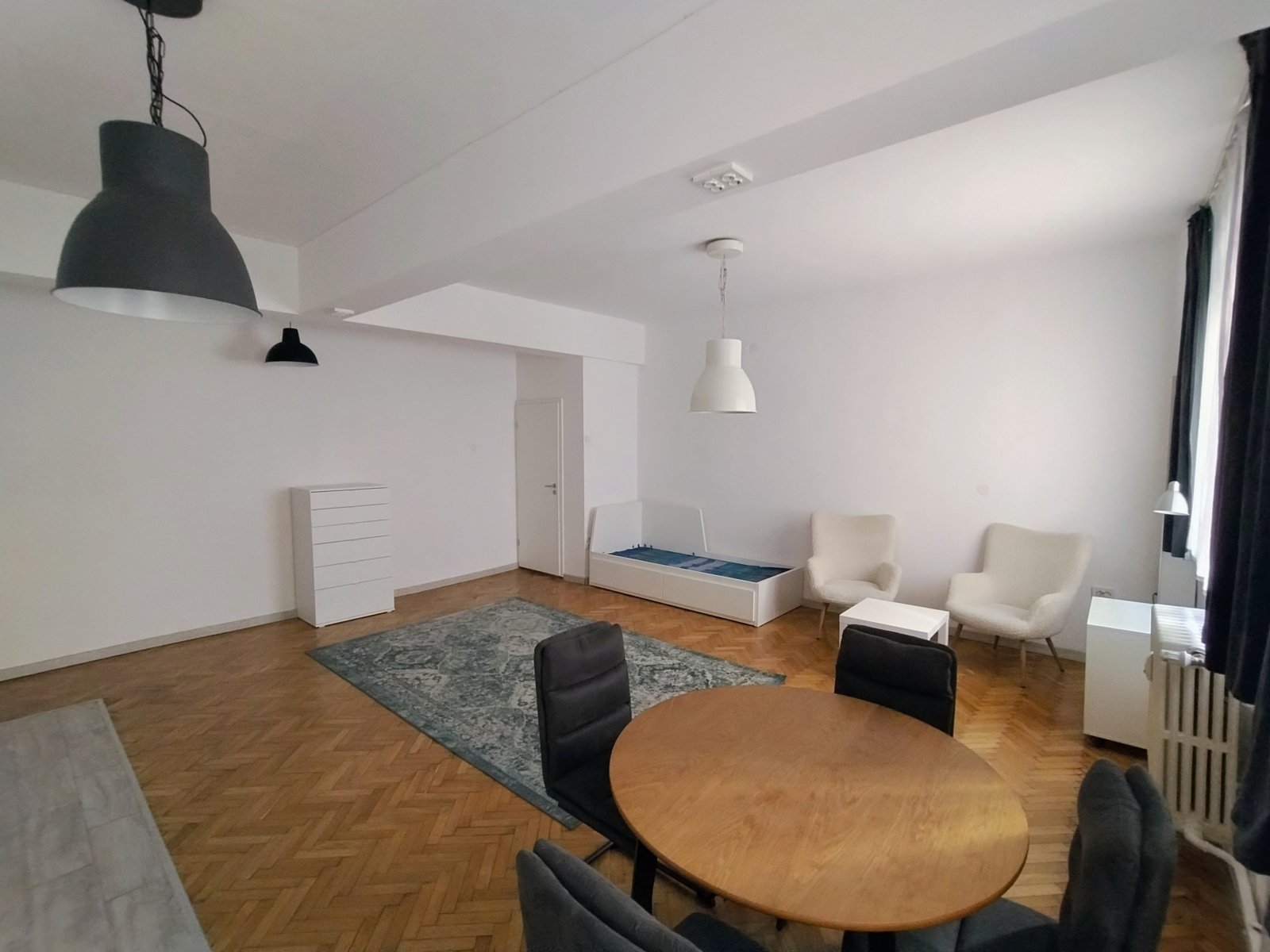 Sofia, Zentrum, Graf-Ignatiev-StraßeHell und geräumig mit hohen Decken – ein modernes Einzimmerapartment mit Südostausrichtung in der Graf-Ignatiev-