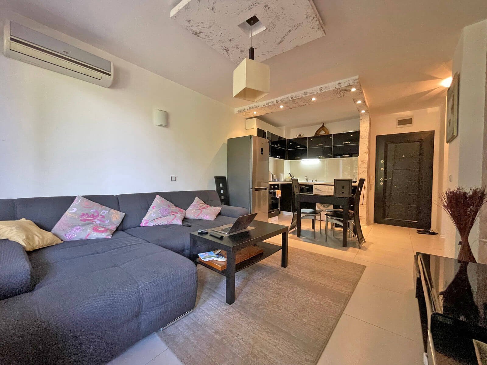 Voll möbliertes Ein-Zimmer-Apartment in erster Strandreihe zu verkaufen – Rich Complex, Ravda