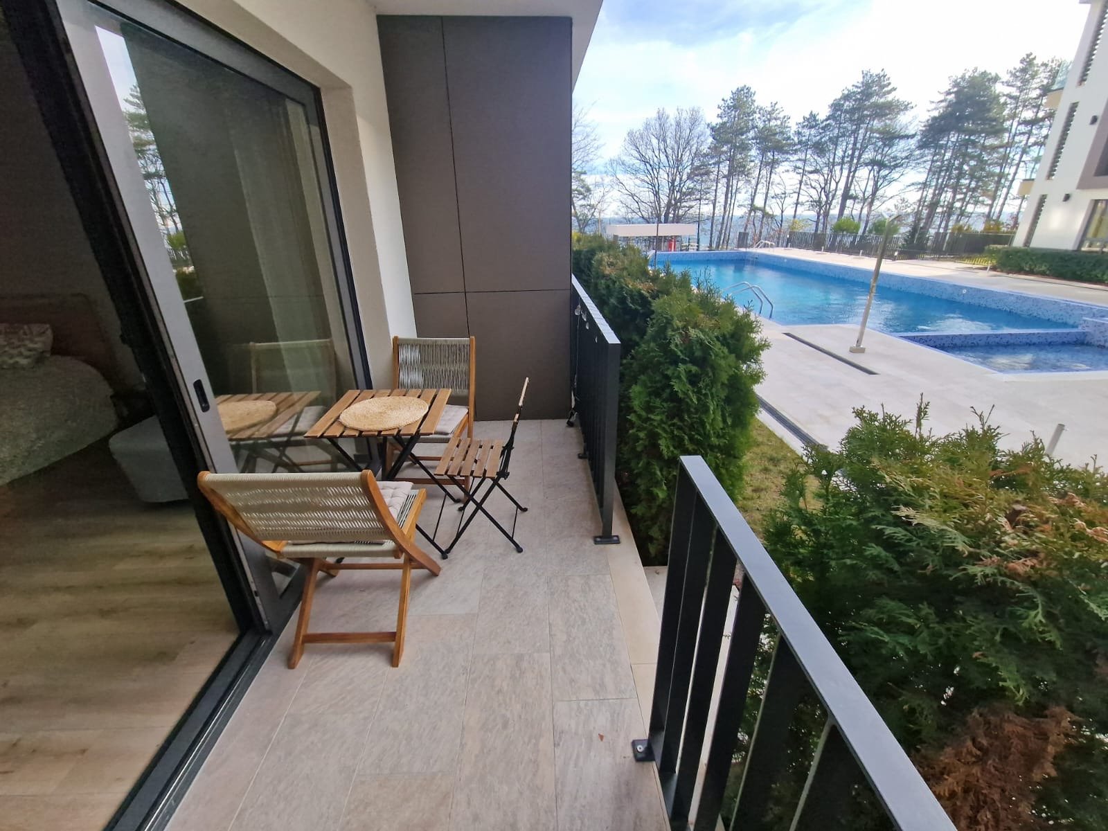 Vollständig möbliertes Studio mit herrlichem Meer- und Poolblick in einer neuen, luxuriösen Anlage