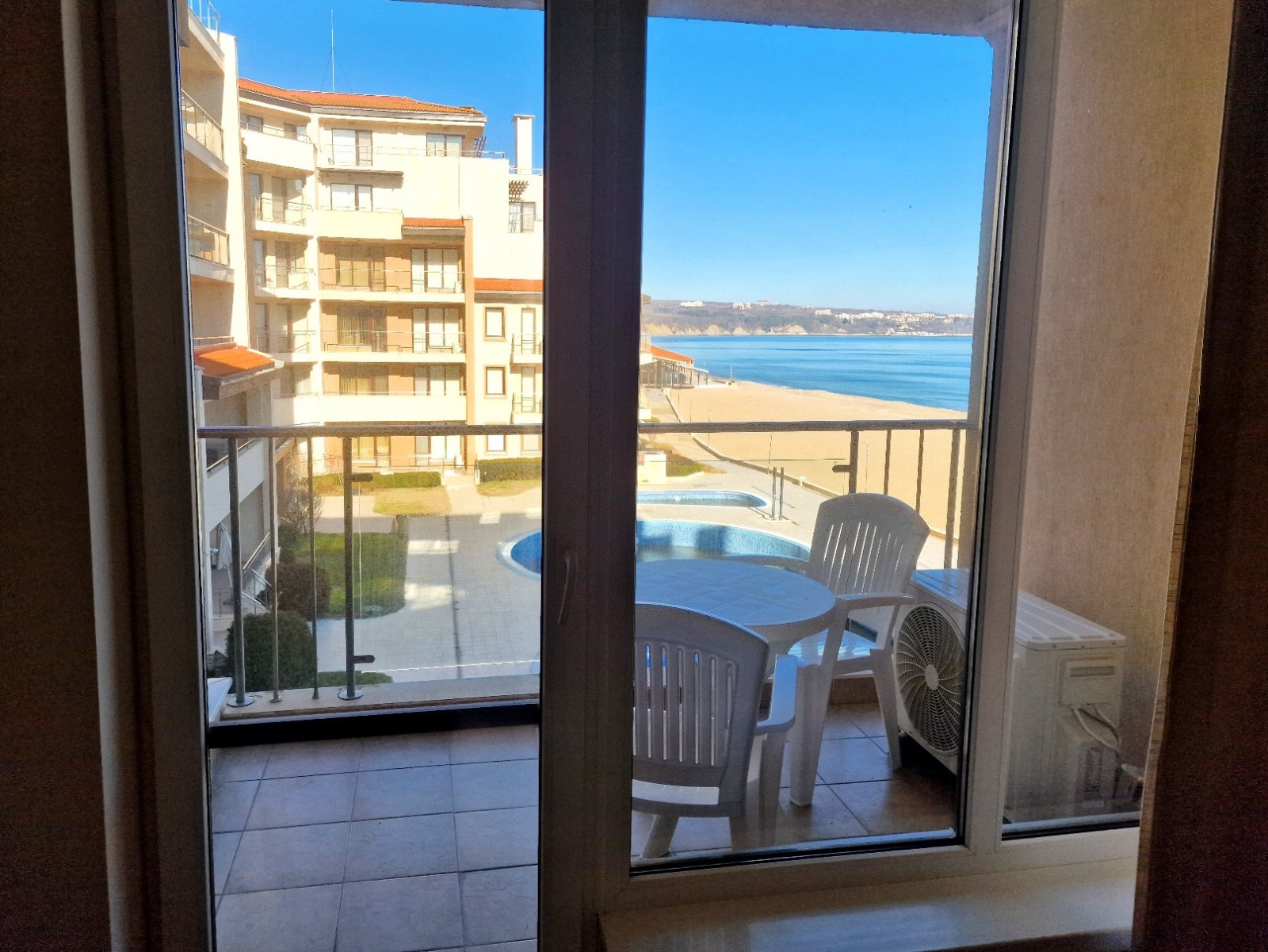 Großzügiges Ein-Zimmer-Apartment mit Meerblick in einer exklusiven Anlage erster Reihe in Obzor, Bulgarien