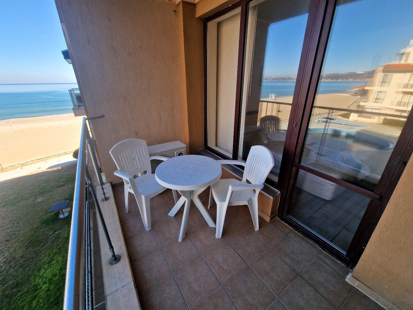 Großzügiges Ein-Zimmer-Apartment mit Meerblick in einer exklusiven Anlage erster Reihe in Obzor, Bulgarien