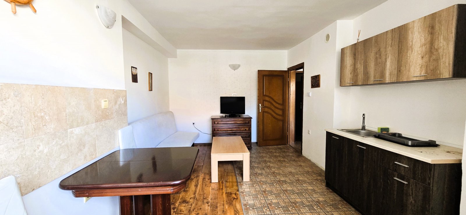 Schönes Familienhotel mit Restaurant im Zentrum von Ravda zu verkaufen