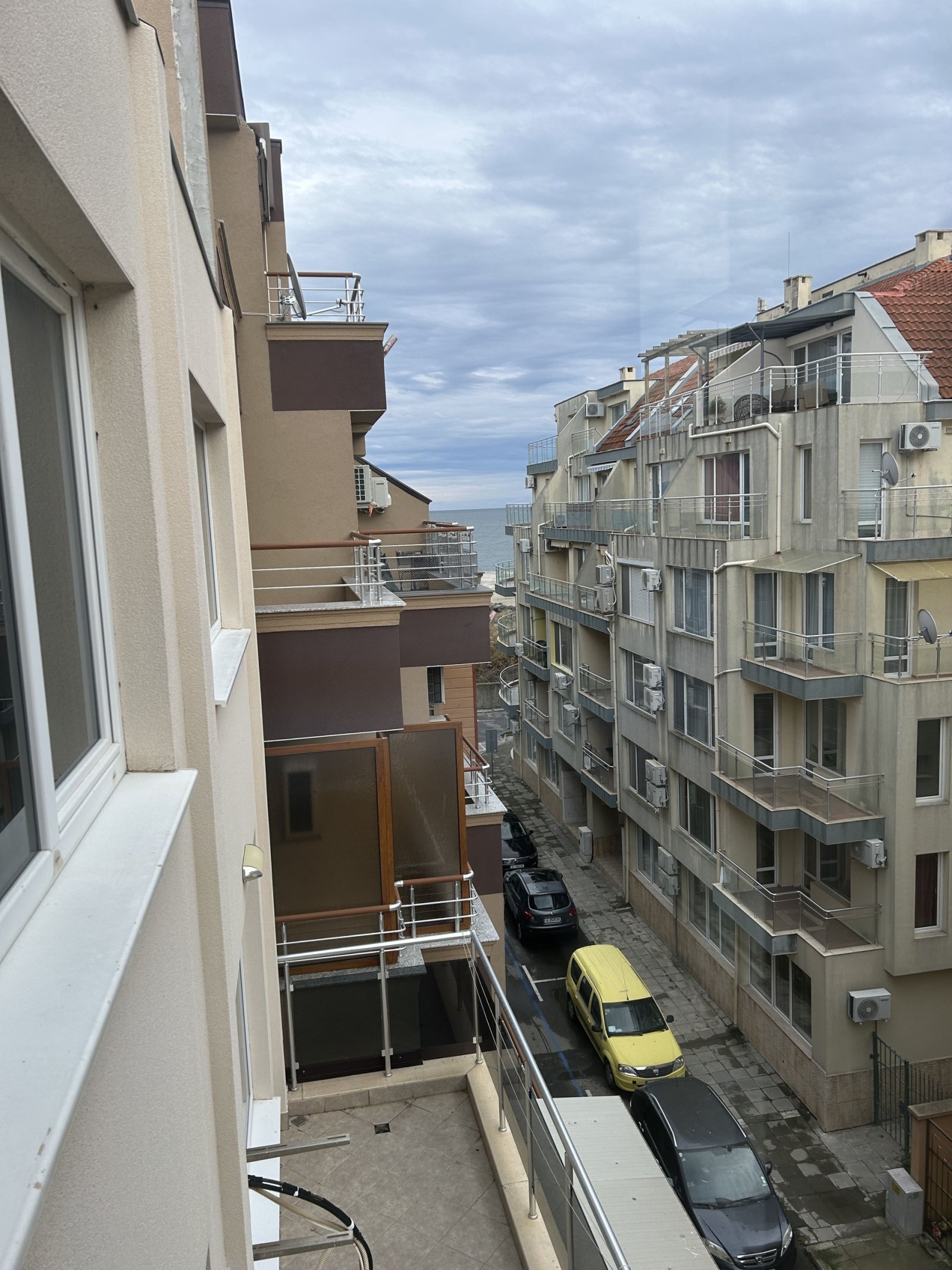 Ampio appartamento con più camere da letto con vista parziale sul mare a soli 50 metri dalla spiaggia a Pomorie