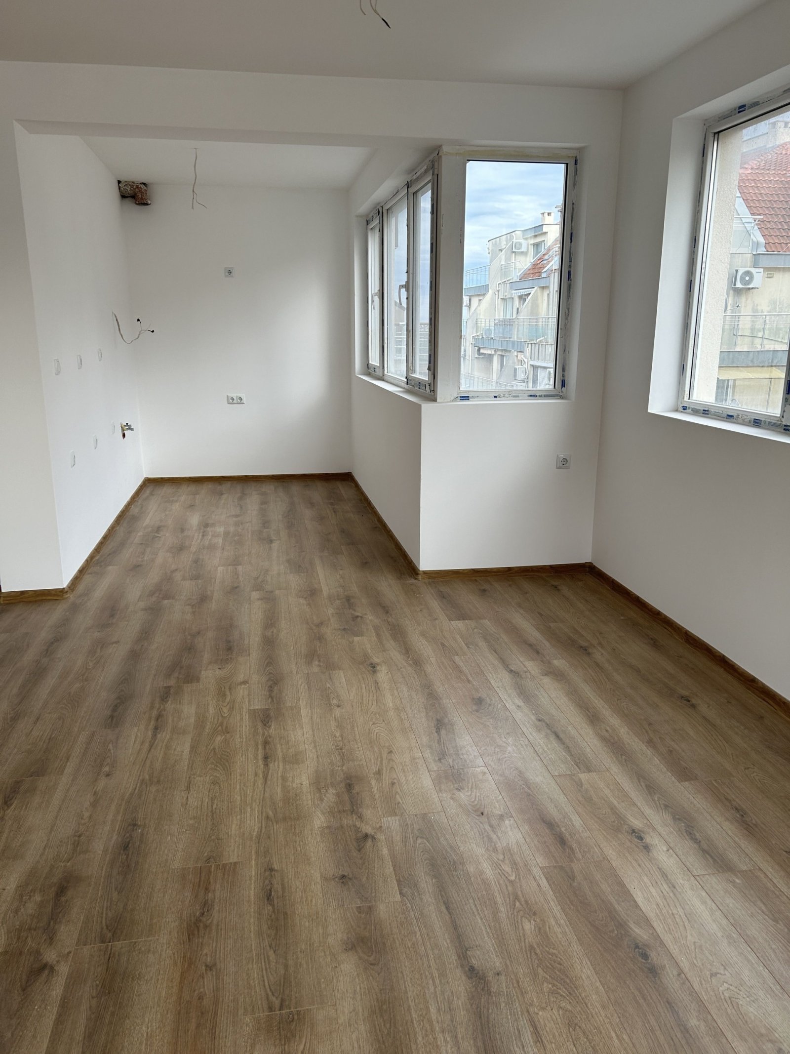 Ampio appartamento con più camere da letto con vista parziale sul mare a soli 50 metri dalla spiaggia a Pomorie