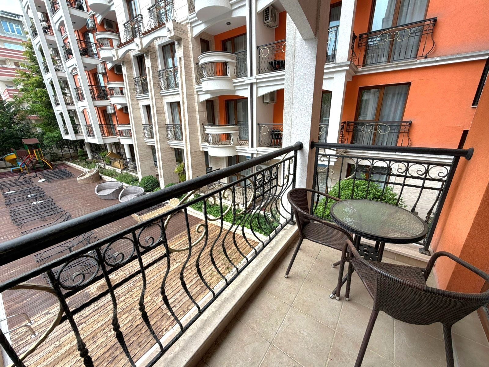 Appartamento con due camere da letto con vista sulla piscina nel complesso Harmony Palace a Sunny Beach, Bulgaria.