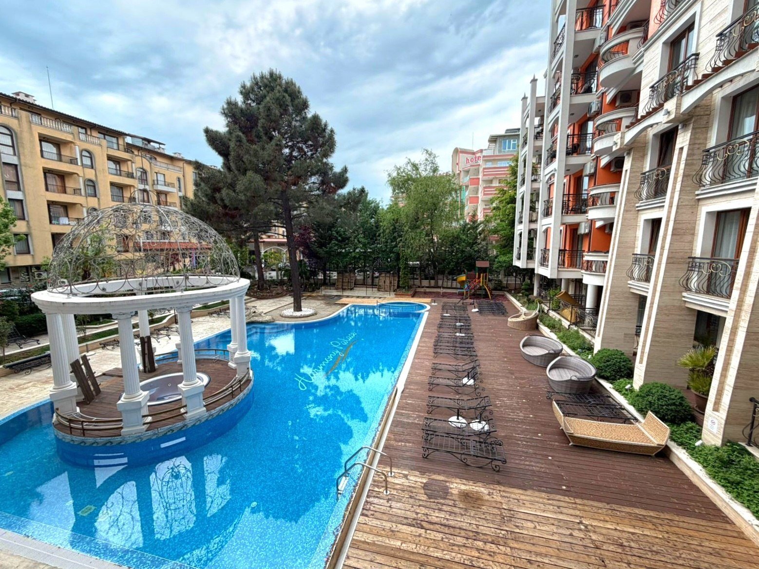 Appartamento con due camere da letto con vista sulla piscina nel complesso Harmony Palace a Sunny Beach, Bulgaria.