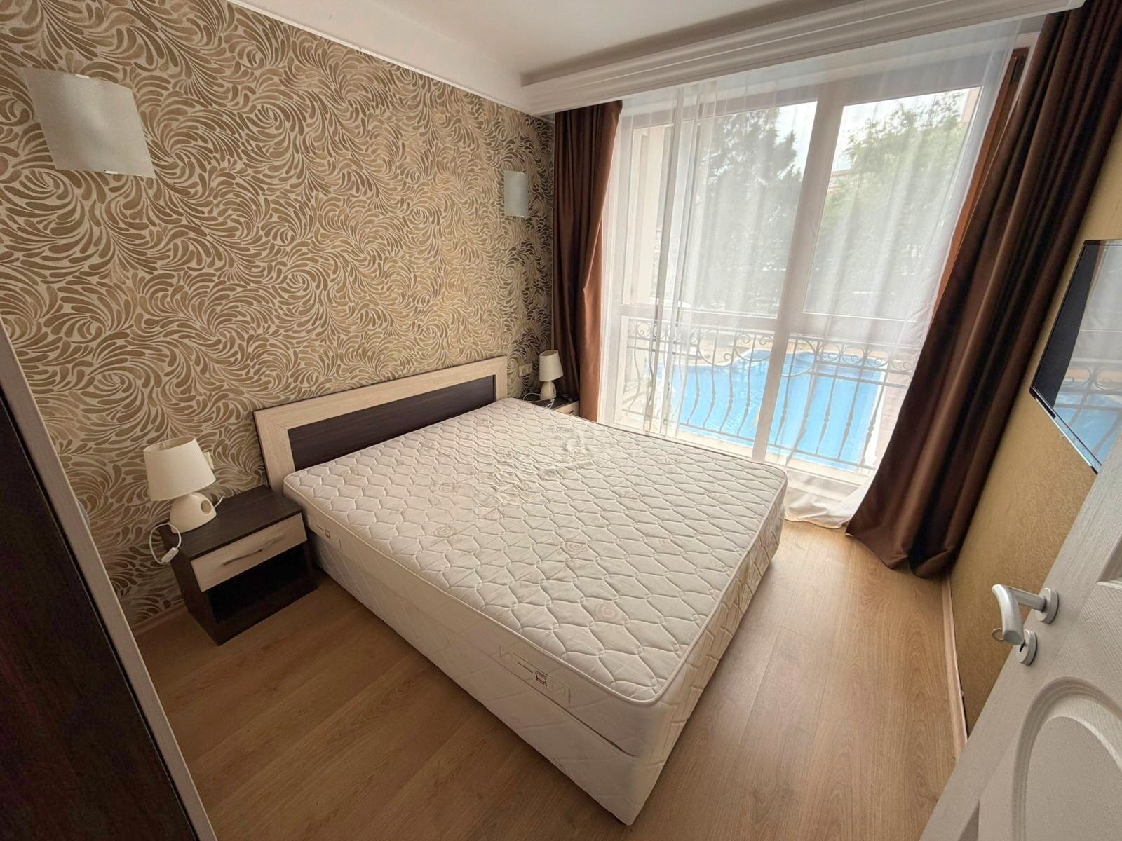 Appartamento con due camere da letto con vista sulla piscina nel complesso Harmony Palace a Sunny Beach, Bulgaria.