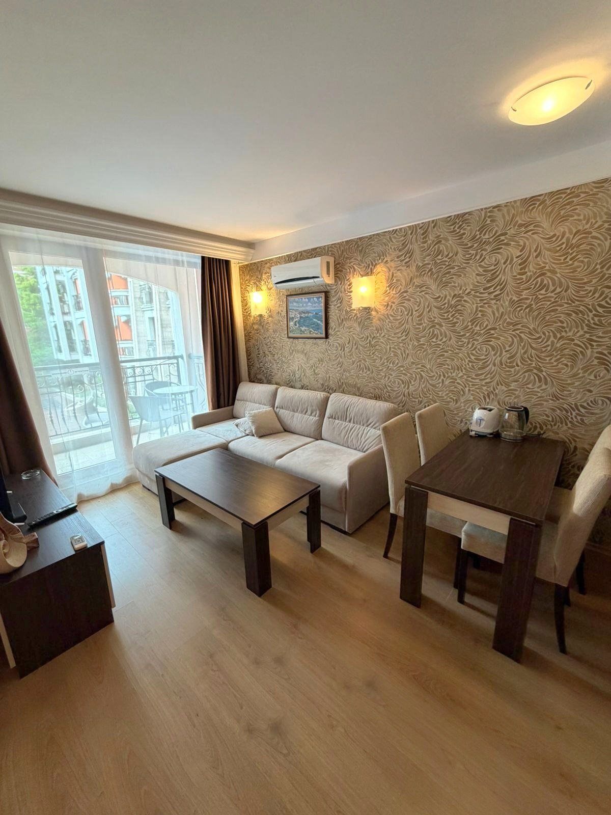 Appartamento con due camere da letto con vista sulla piscina nel complesso Harmony Palace a Sunny Beach, Bulgaria.