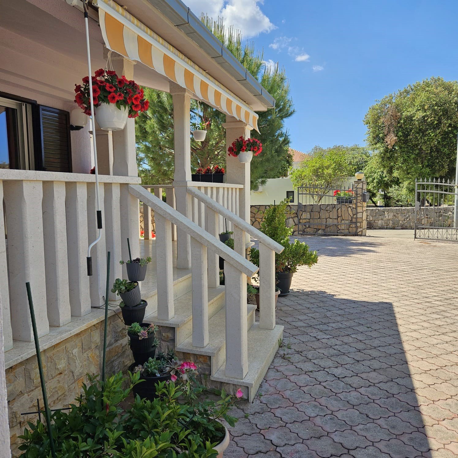 Exklusive Apartmentvilla mit Pool, 200 m vom Meer entfernt, Investitionspotenzial Vinišće
