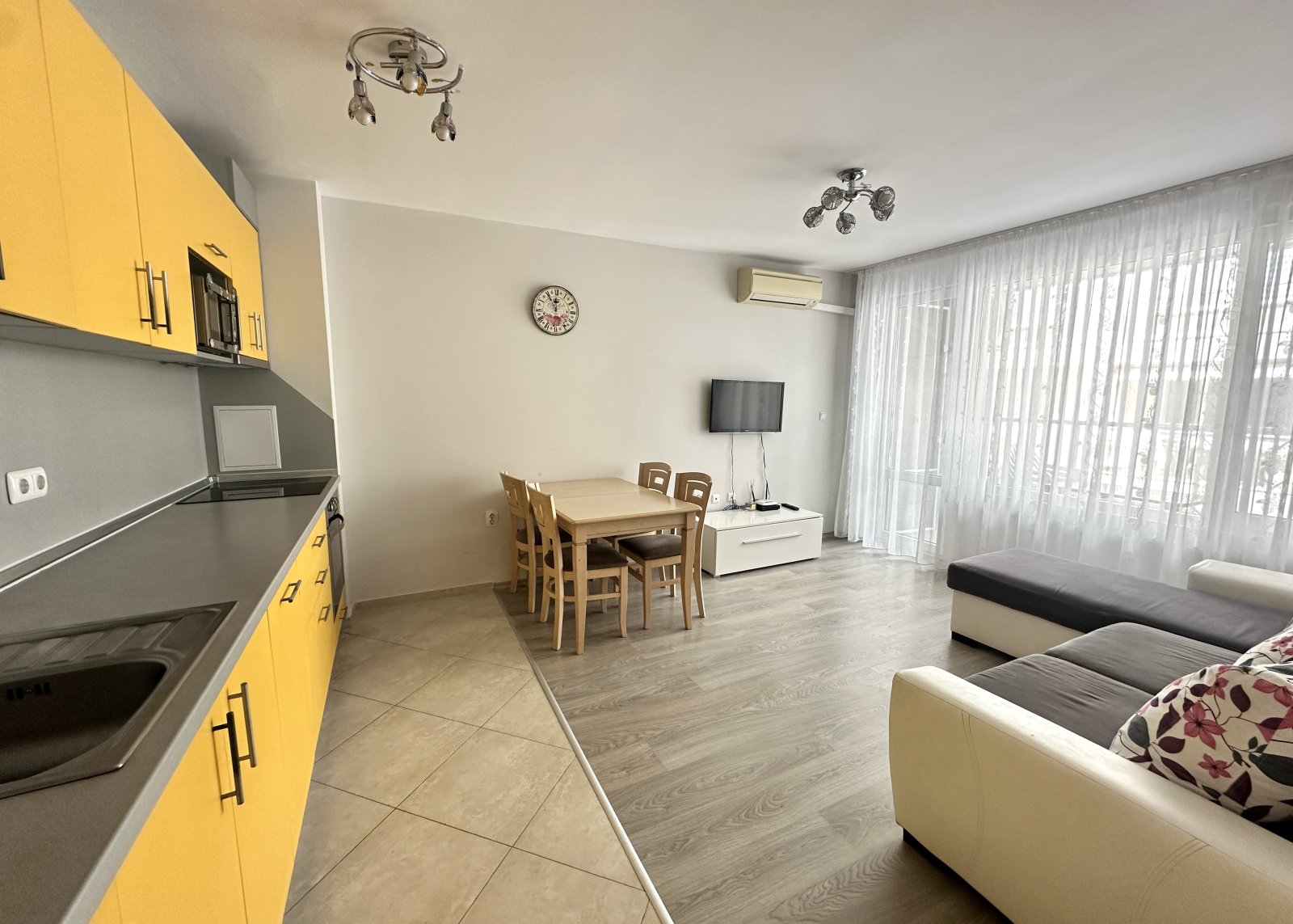 Appartamento con due camere da letto e vista parziale sul mare in via Tutkhon, Pomorie, Bulgaria