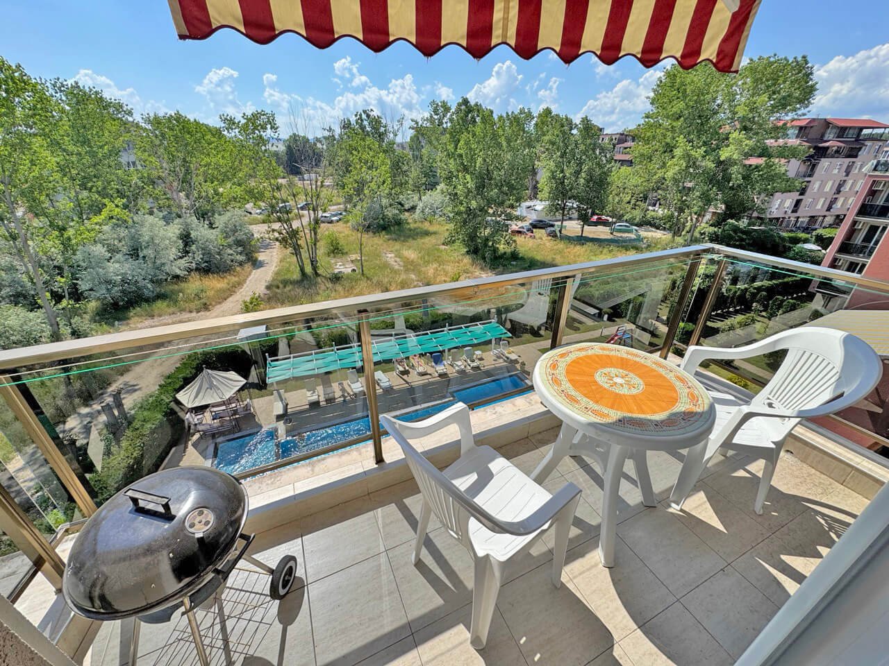 Appartamento con tre camere e vista sulla piscina nel complesso residenziale VIP Park a Sunny Beach.