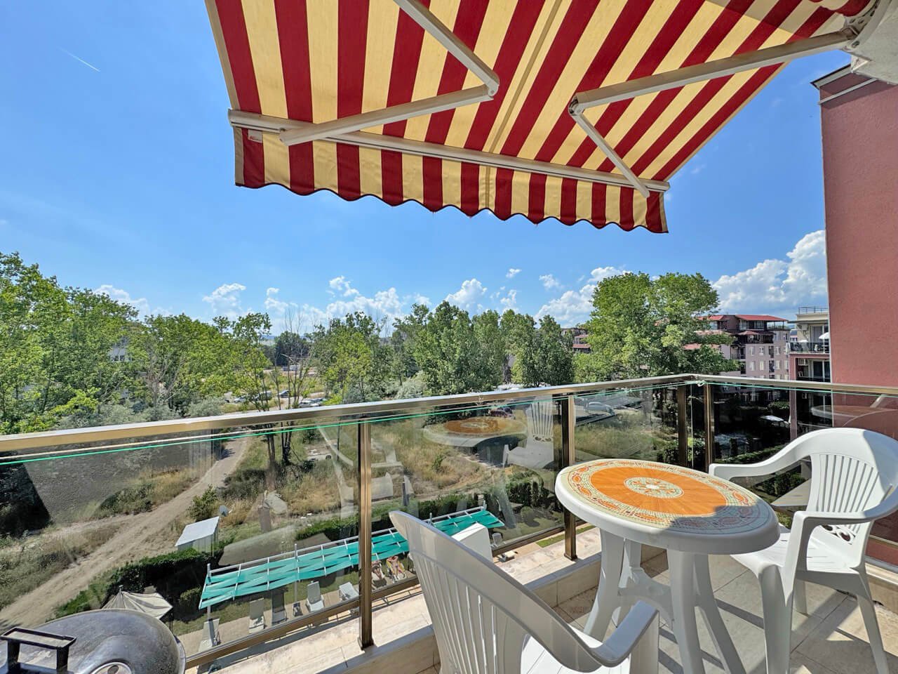 Appartamento con tre camere e vista sulla piscina nel complesso residenziale VIP Park a Sunny Beach.