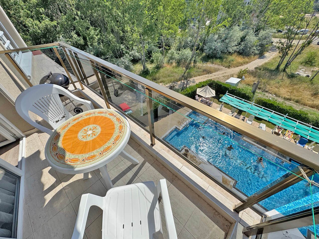 Appartamento con tre camere e vista sulla piscina nel complesso residenziale VIP Park a Sunny Beach.