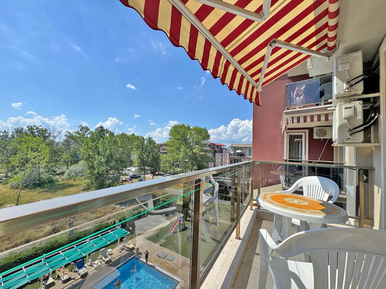 Appartamento con tre camere e vista sulla piscina nel complesso residenziale VIP Park a Sunny Beach.