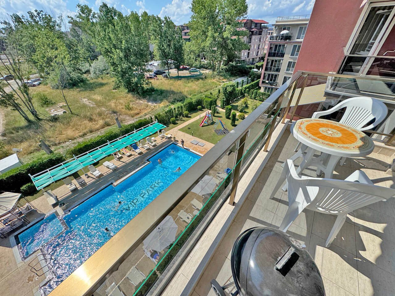 Appartamento con tre camere e vista sulla piscina nel complesso residenziale VIP Park a Sunny Beach.